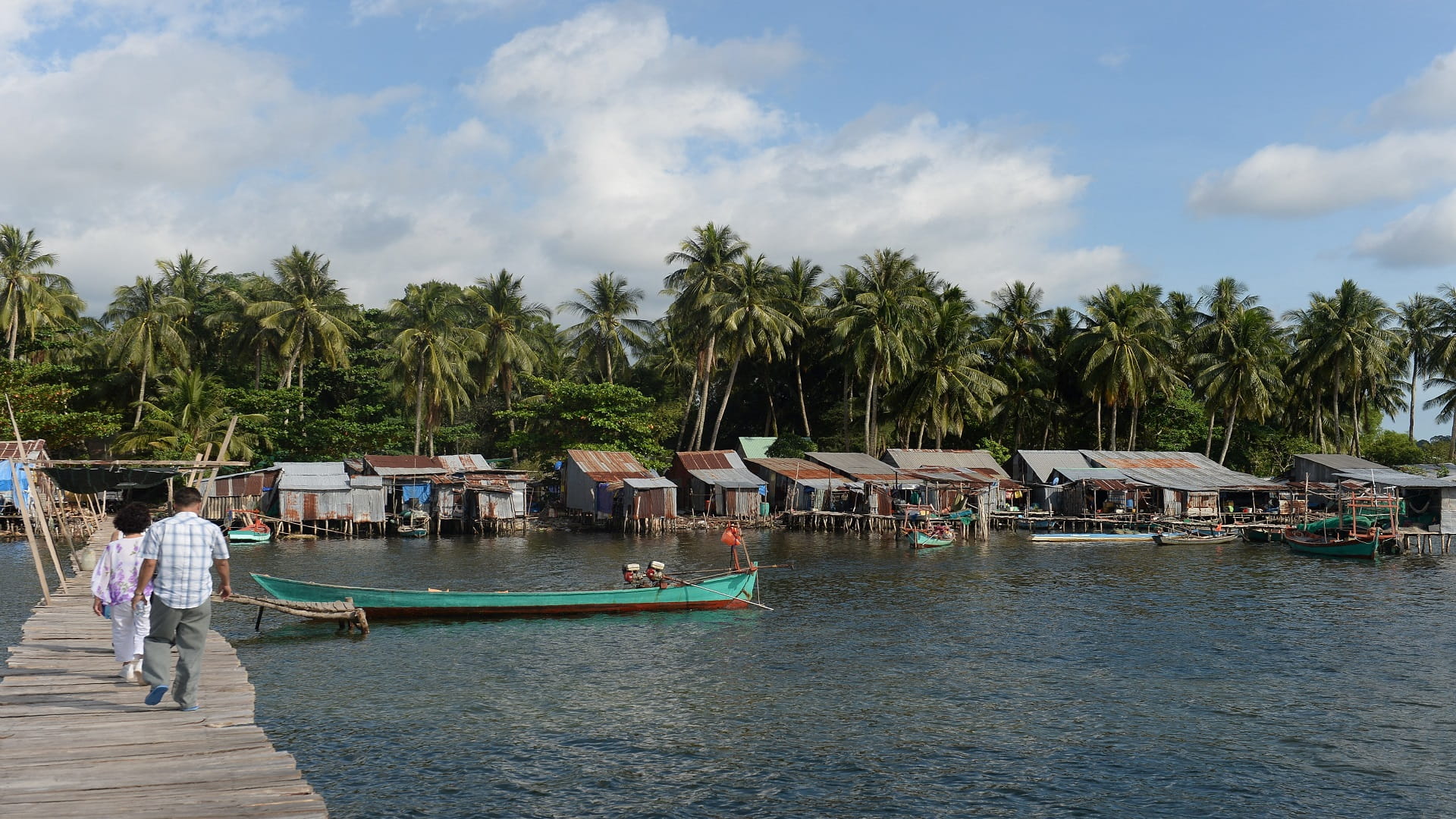 Image for the title: Vietnam to reopen resort island to boost economy 