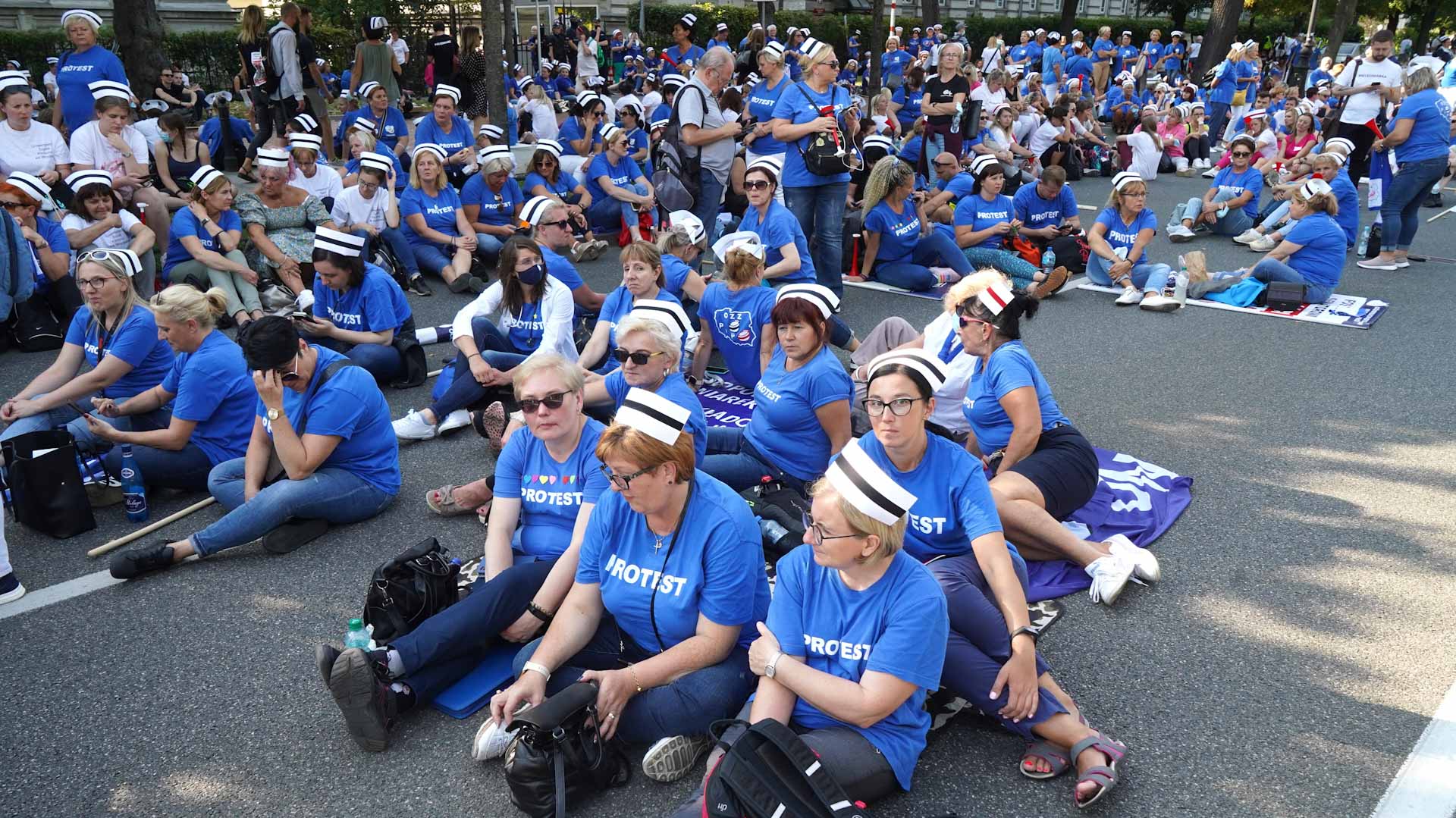 Image for the title: Thousands of Polish health workers rally for pay rise 