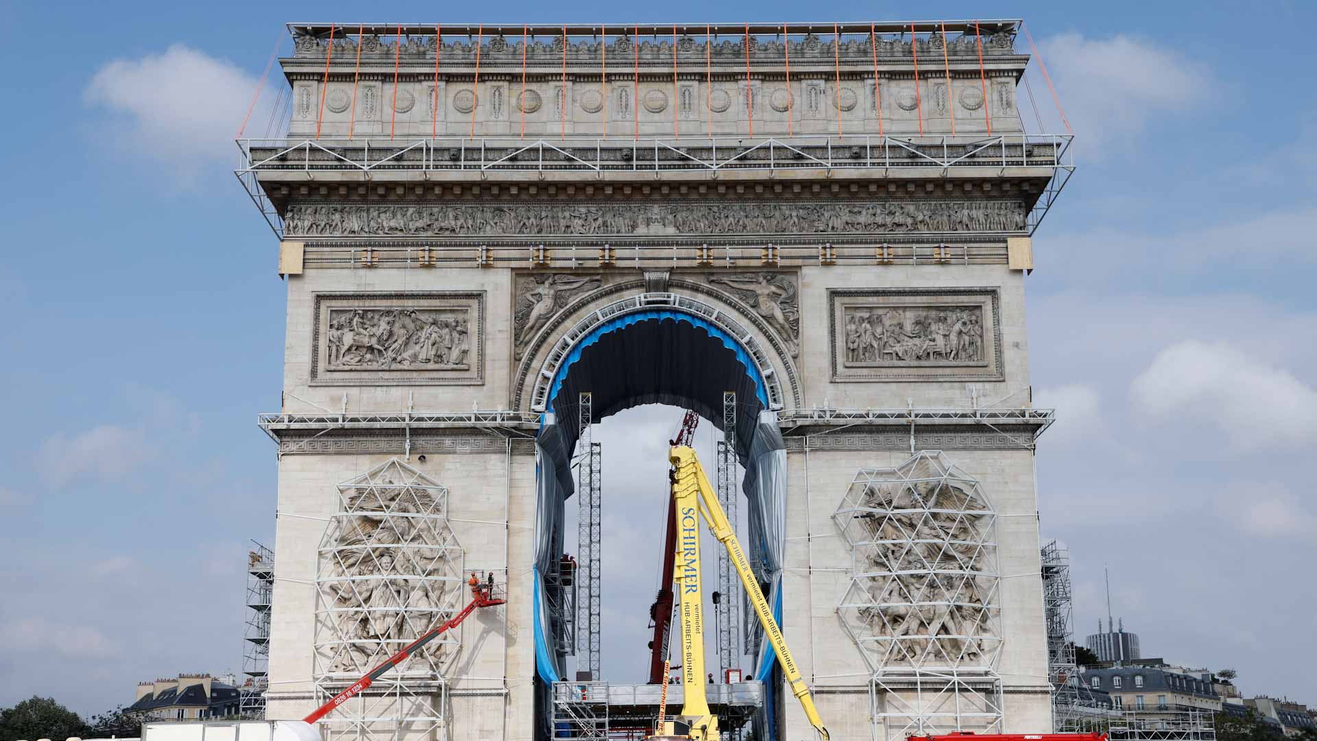 Image for the title: Wrapping of Arc de Triomphe begins in Christo tribute 