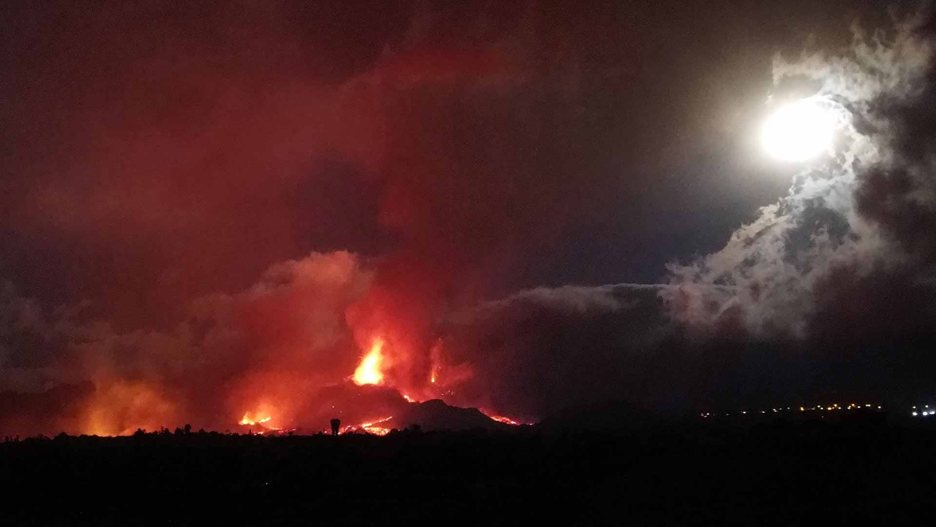 Image for the title: More evacuations as lava gushes from Canaries volcano 