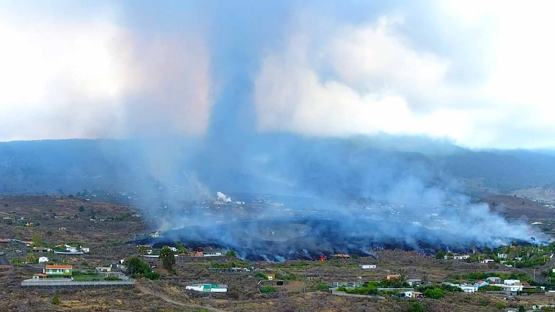 Image for the title: Canaries volcano streams slow down, homes destroyed 