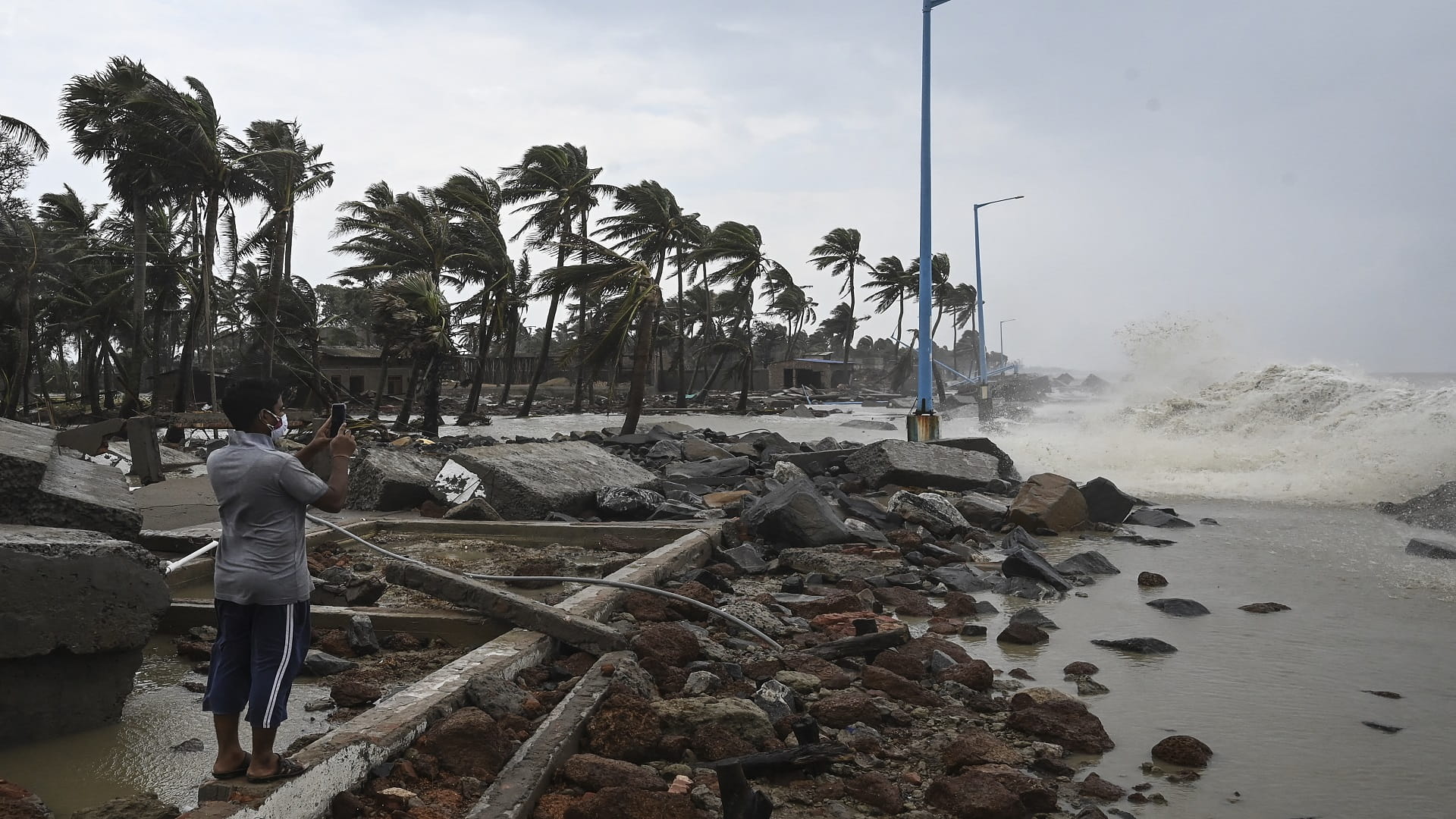 Image for the title: Cyclone Gulab makes landfall in eastern India 