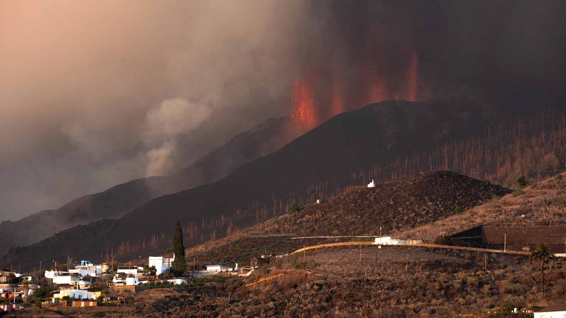 Image for the title: La Palma airport reopens but no flights as volcano still erupting 