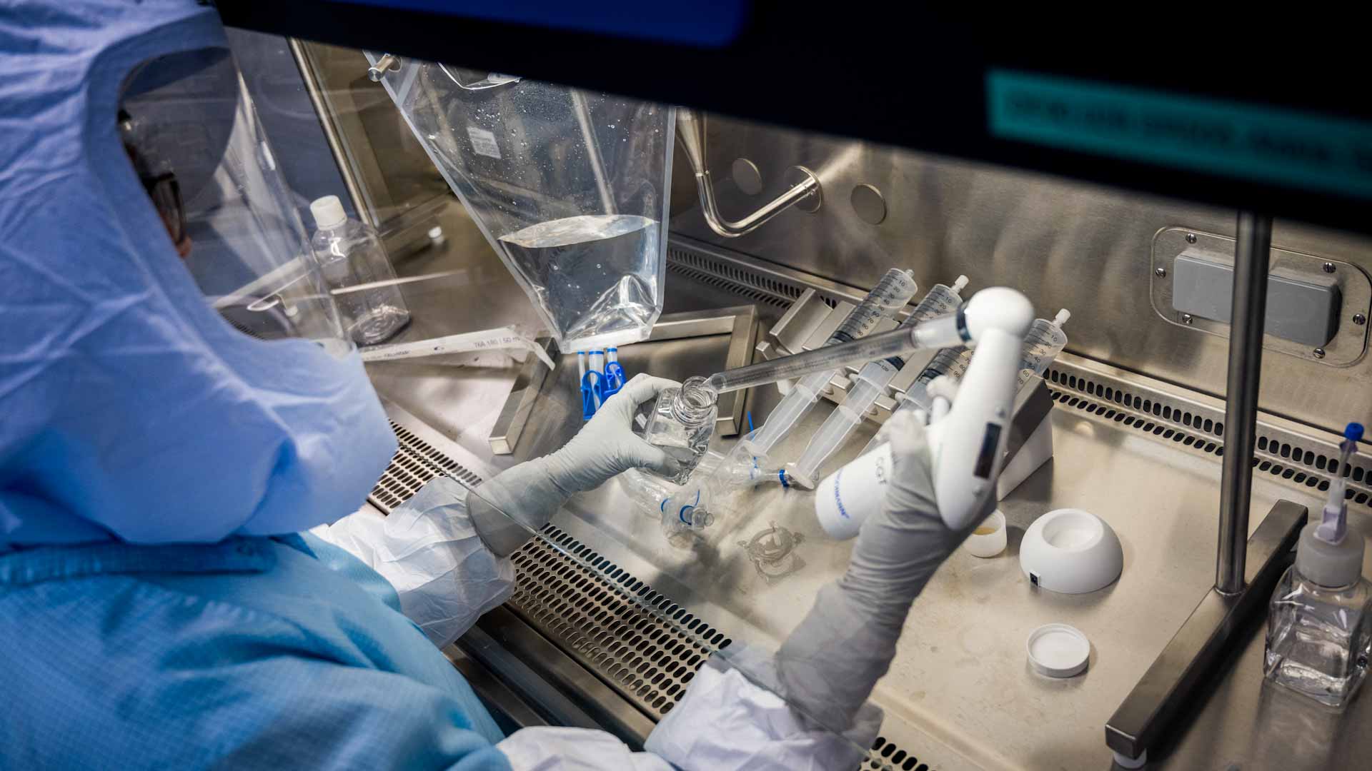 Image for the title: Pfizer launches mRNA flu vaccine trial 