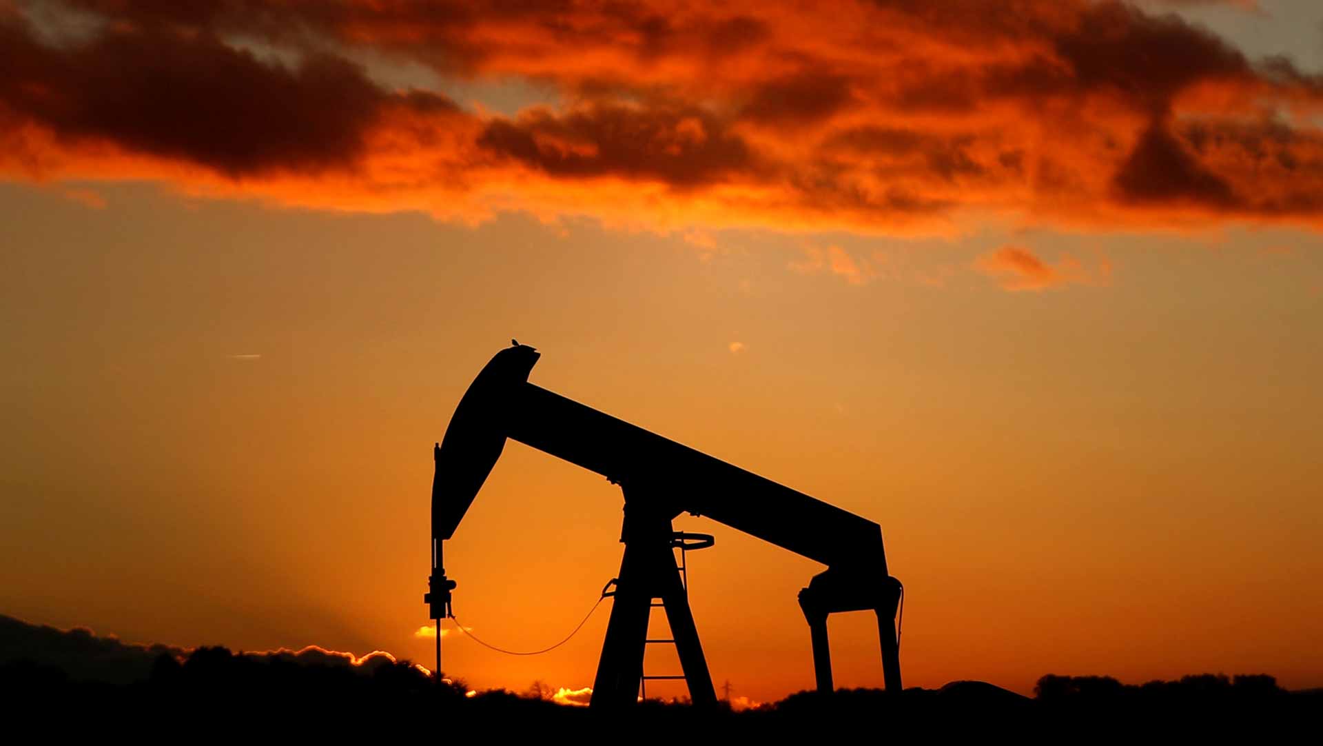 Image for the title: Oil falls for second day as supply-driven rally peters out 