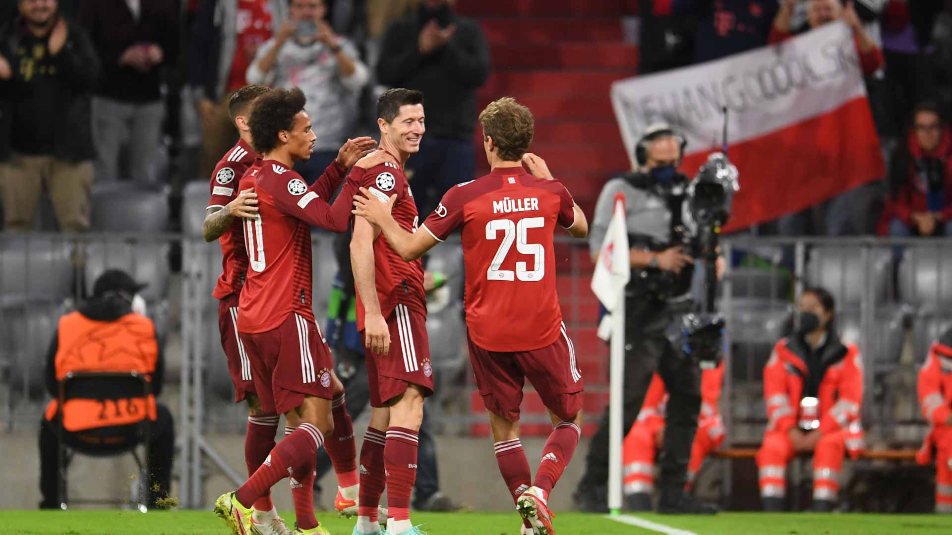 Image for the title: Lewandowski scores twice as Bayern demolish Dynamo Kyiv 5-0 