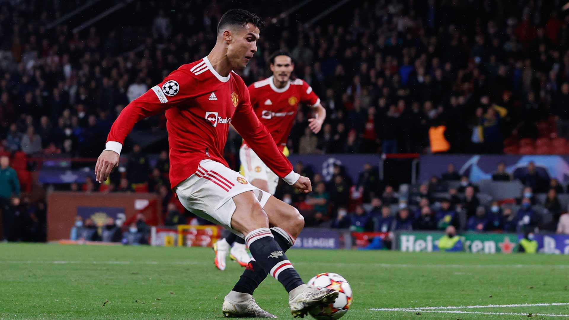 Image for the title: Ronaldo late show gives Man United win over Villarreal 