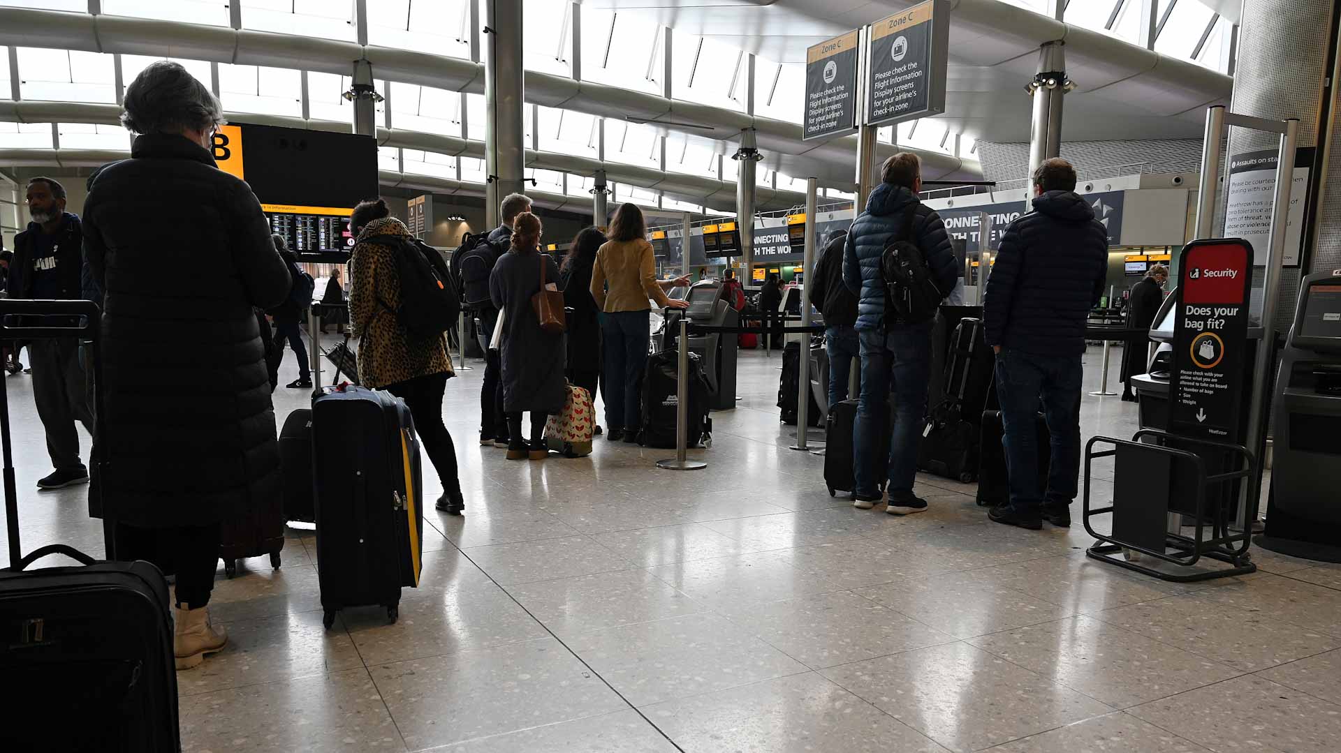 Image for the title: London's Heathrow reports highest passenger numbers since COVID 