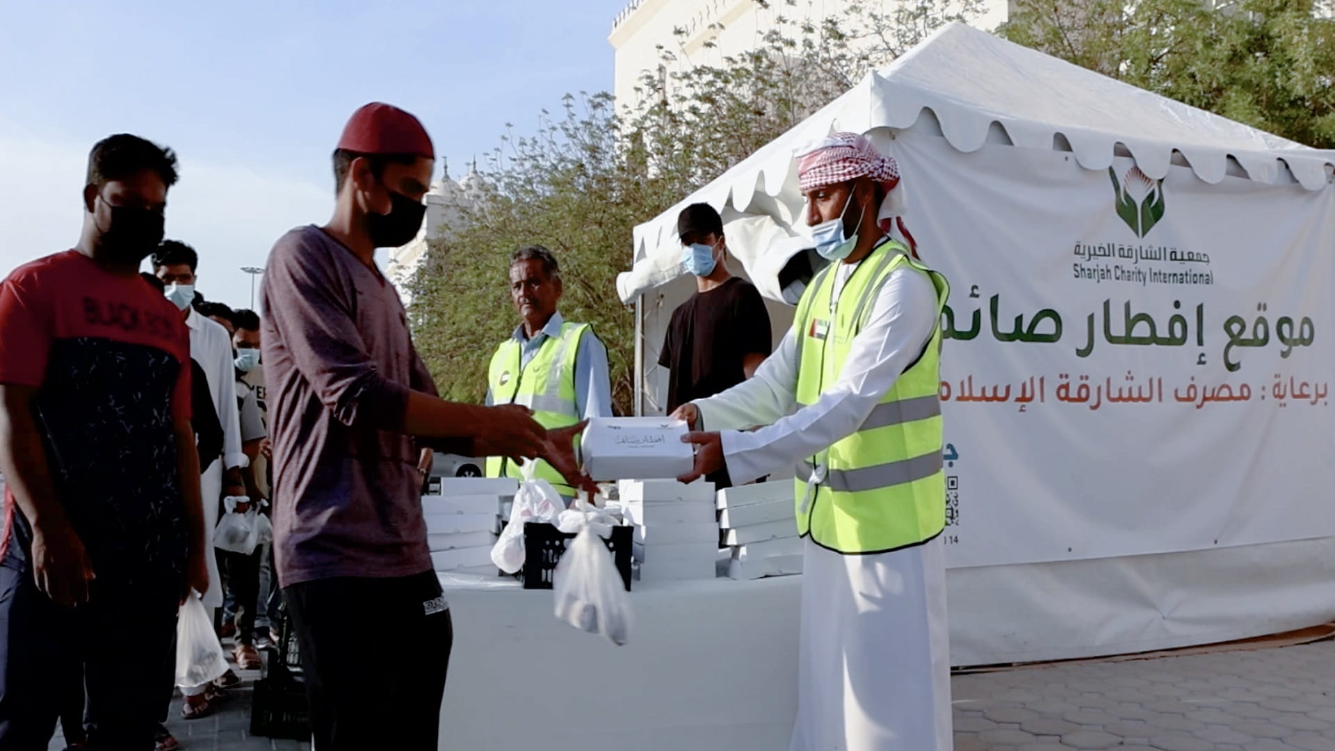 صورة بعنوان: الشارقة الخيرية تعتزم توزيع مليون وجبة إفطار بنهاية رمضان 