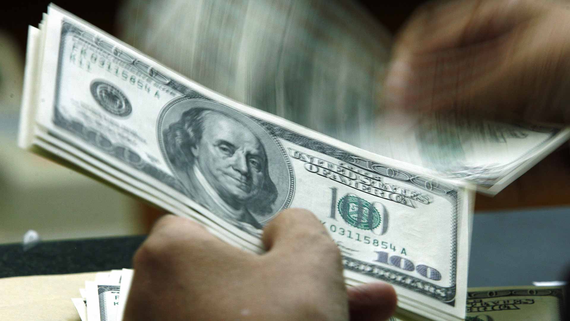 صورة بعنوان: العملة الخضراء تقفز لأعلى مستوى في 20 عاماً مقابل الين الياباني 