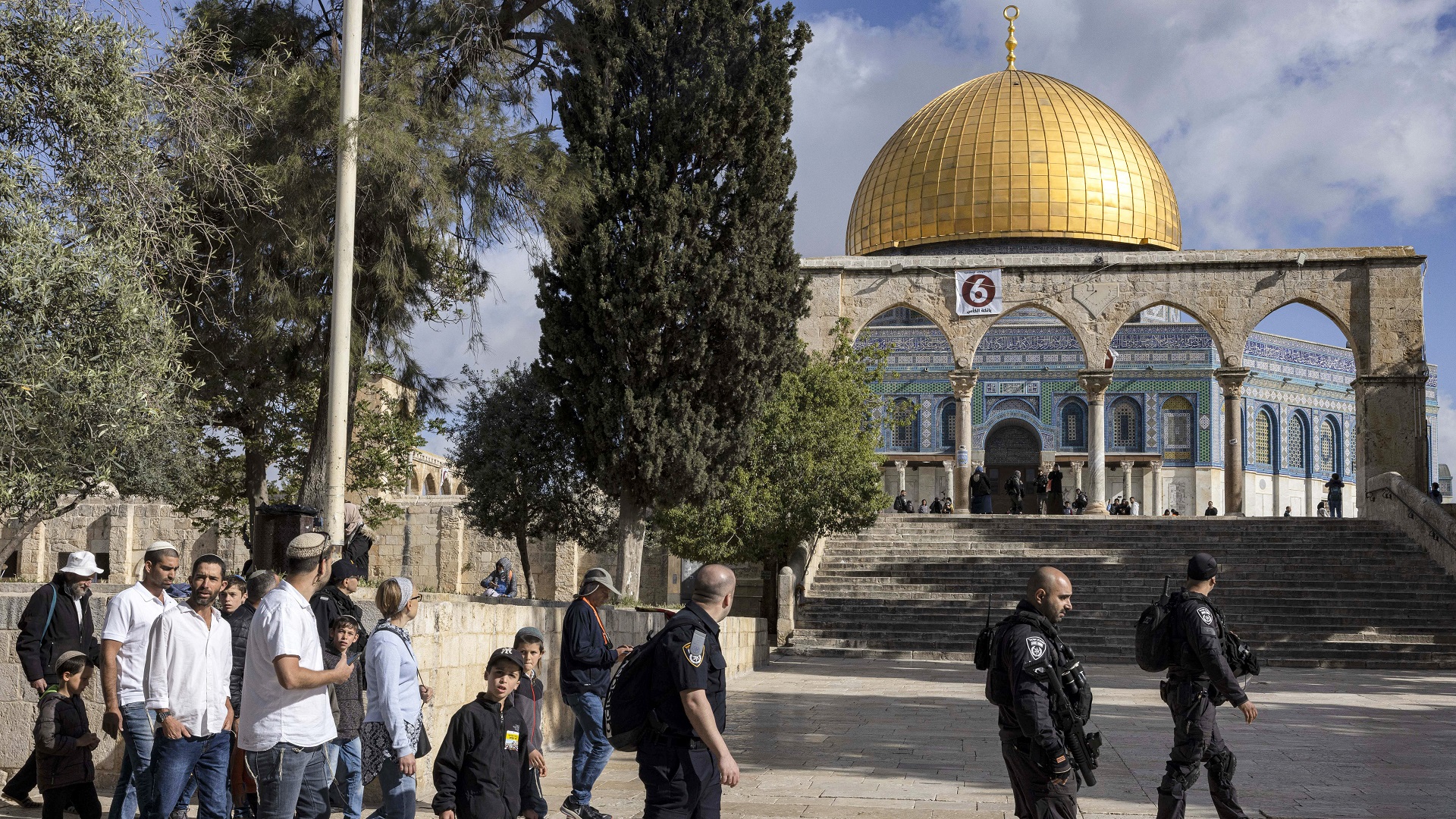 Image for the title: Israeli forces forcibly enter Al-Aqsa mosque 