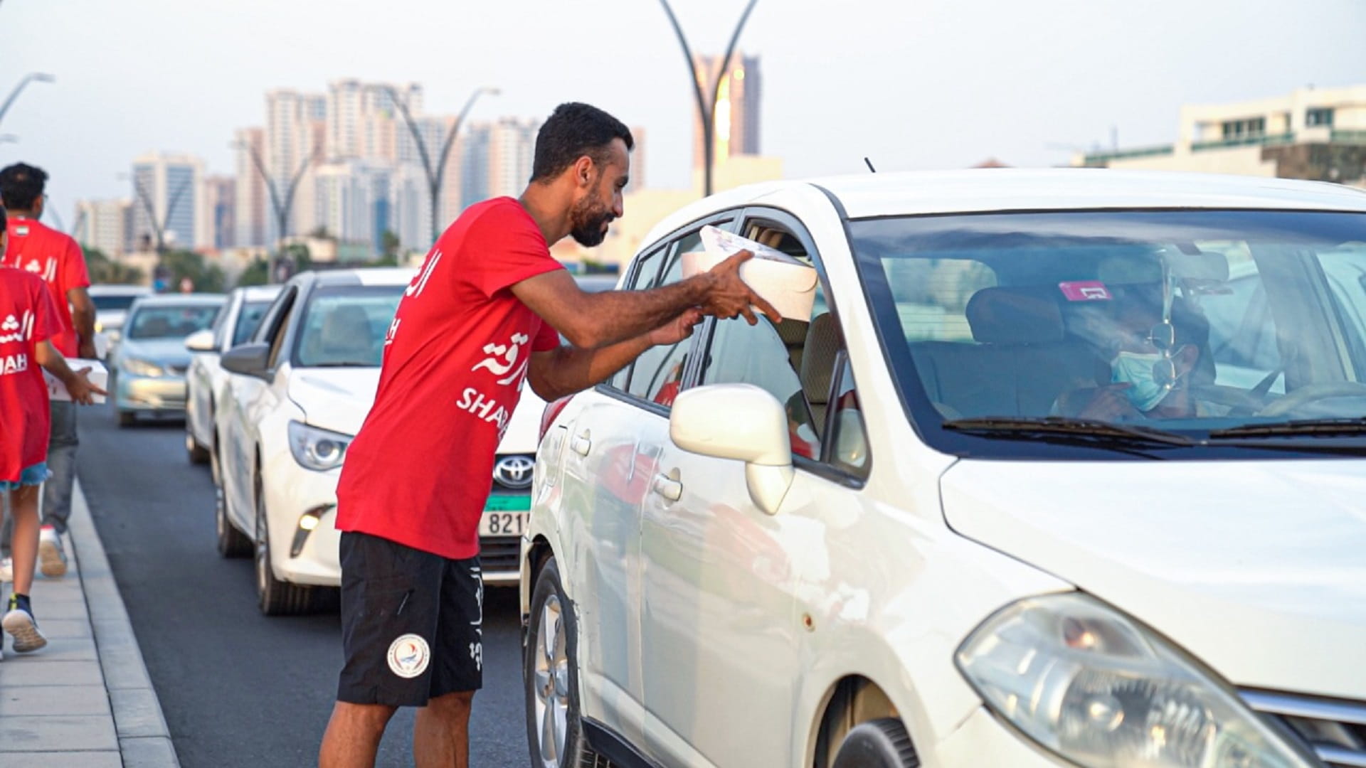 صورة بعنوان: نادي الشارقة الدولي للرياضات البحرية يوزع وجبات إفطار  