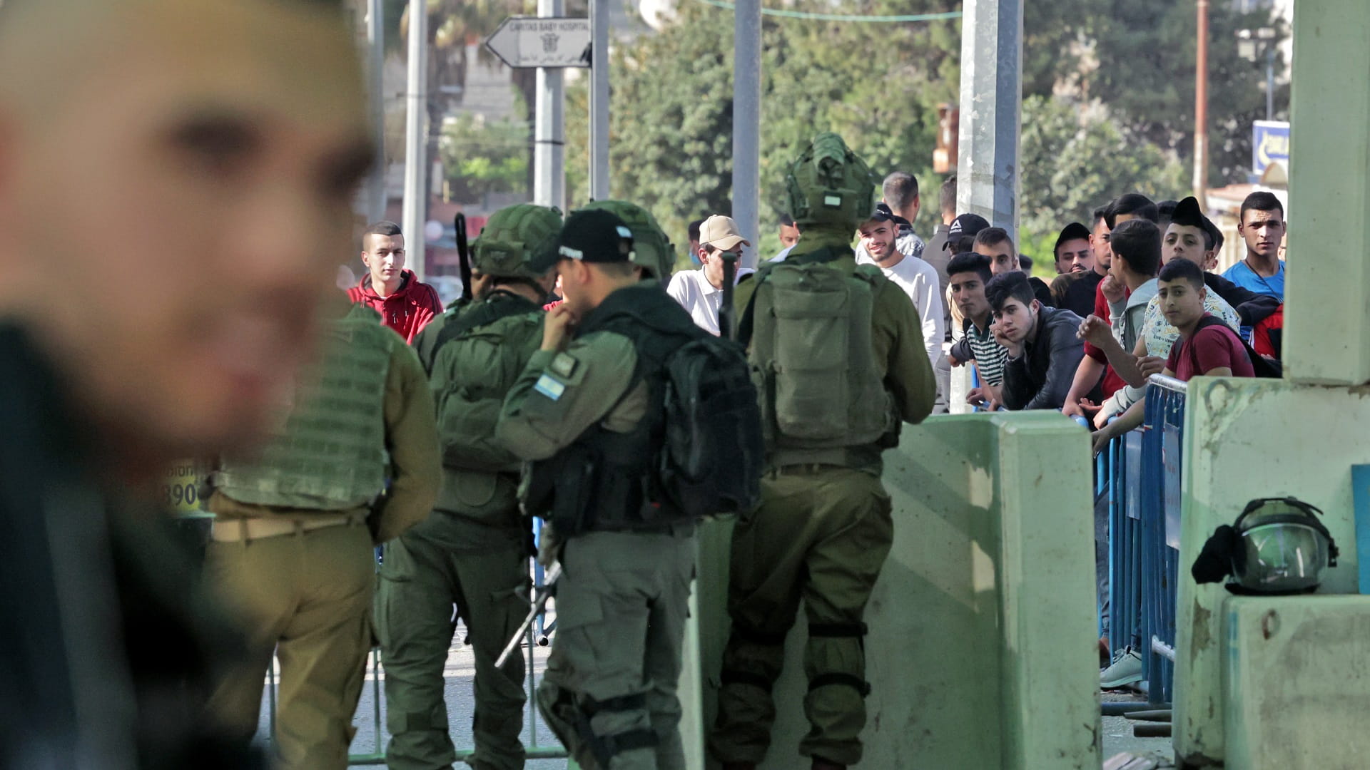 Image for the title: Dozens hurt in fresh clashes at Jerusalem's Al-Aqsa site 