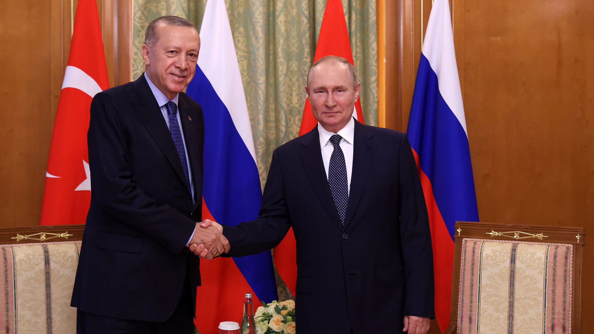 Image for the title: Putin tells Erdogan hopes for deal to boost economic cooperation 