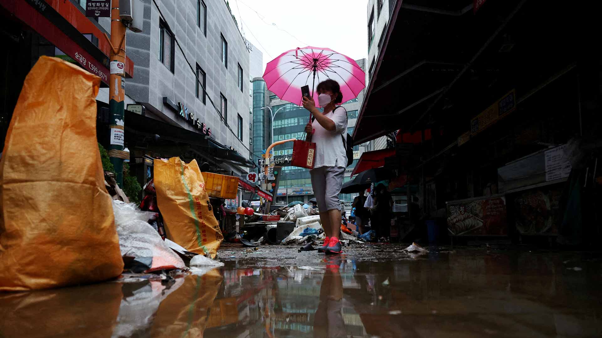 Image for the title: Torrential rain lessens in S.Korean capital amid heavy damage 