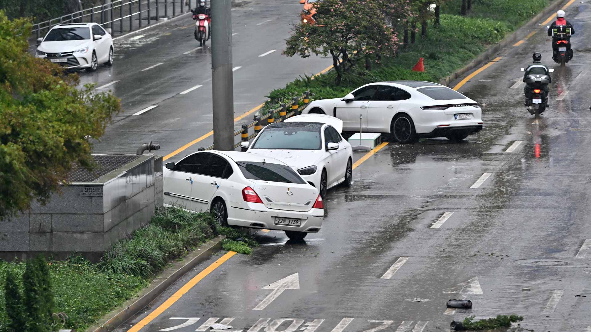 Image for the title: Torrential rain, flooding in Seoul kill seven 