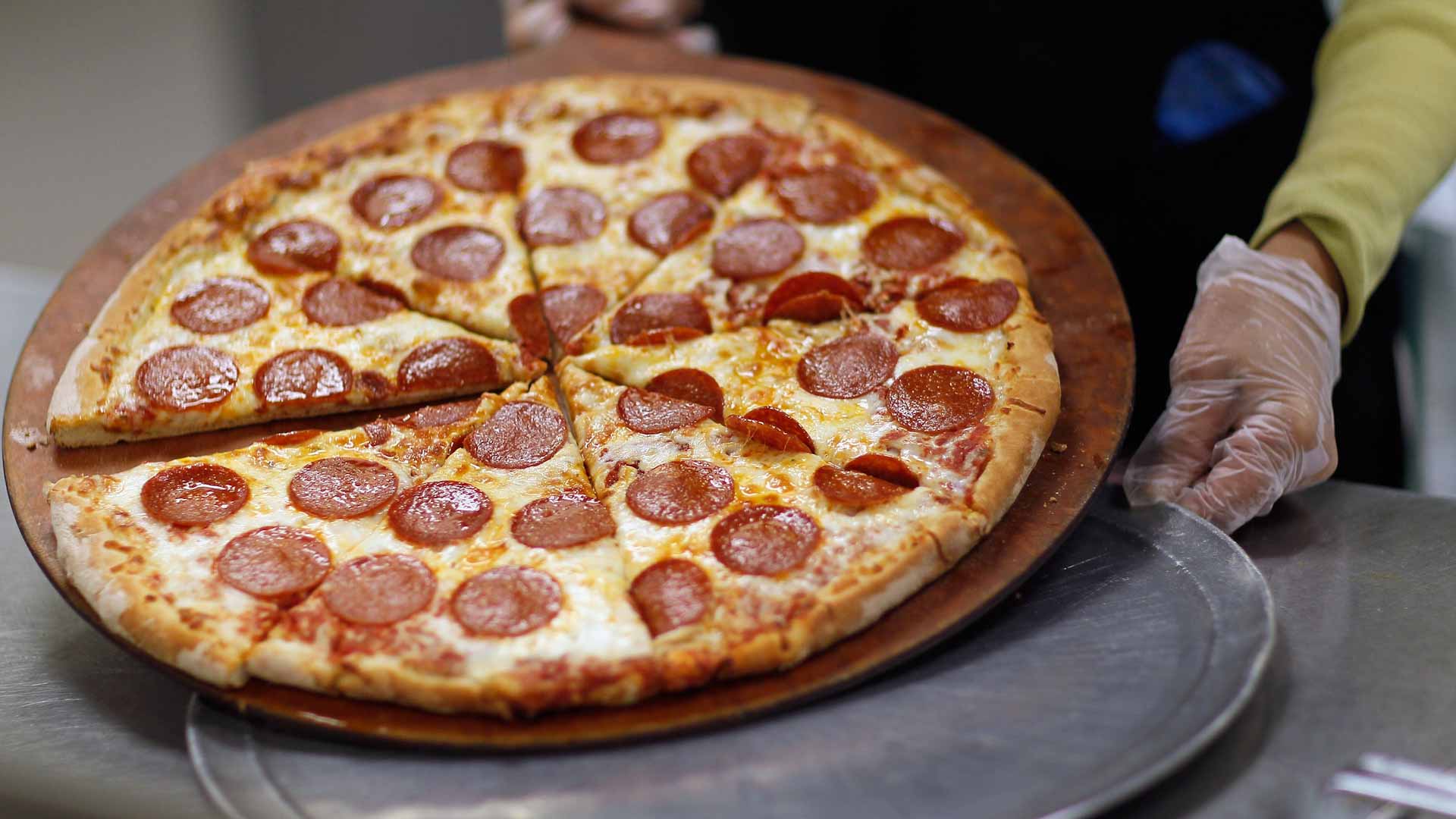 Image for the title: Italians shrug as Domino's closes stores 