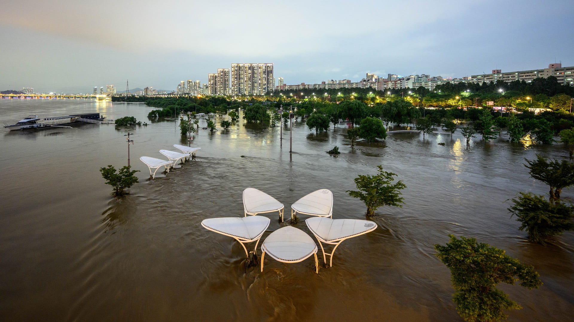 صورة بعنوان: الأمطار الغزيرة تتسبب بوفاة 13 وإصابة 18 في كوريا الجنوبية 