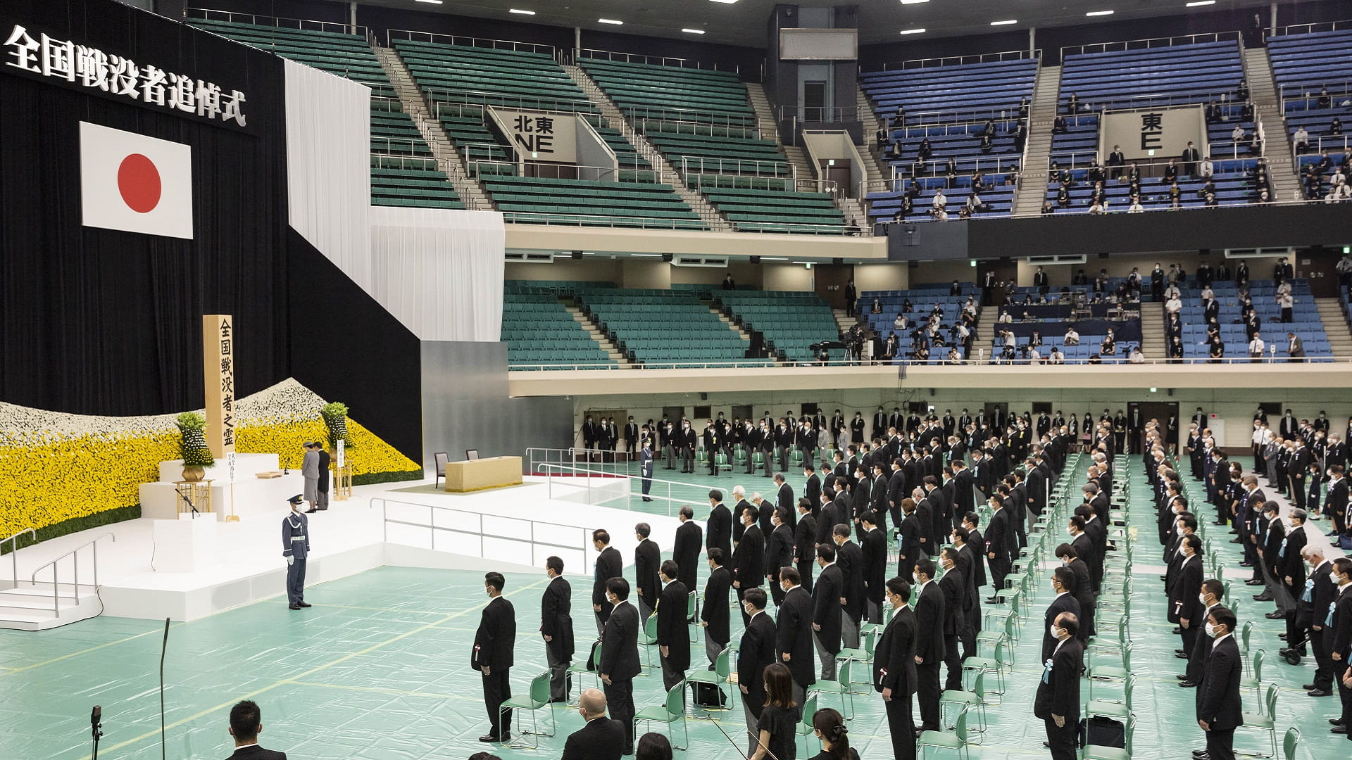 Image for the title: Japanese ministers visit controversial war shrine 