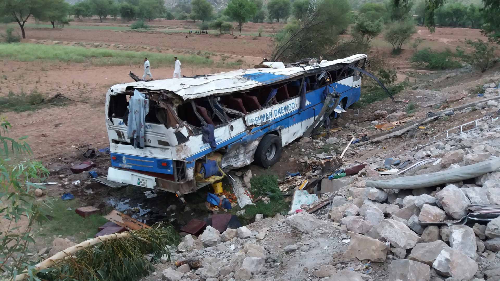 Image for the title: Oil tanker, passenger bus crash kills 20 in central Pakistan 