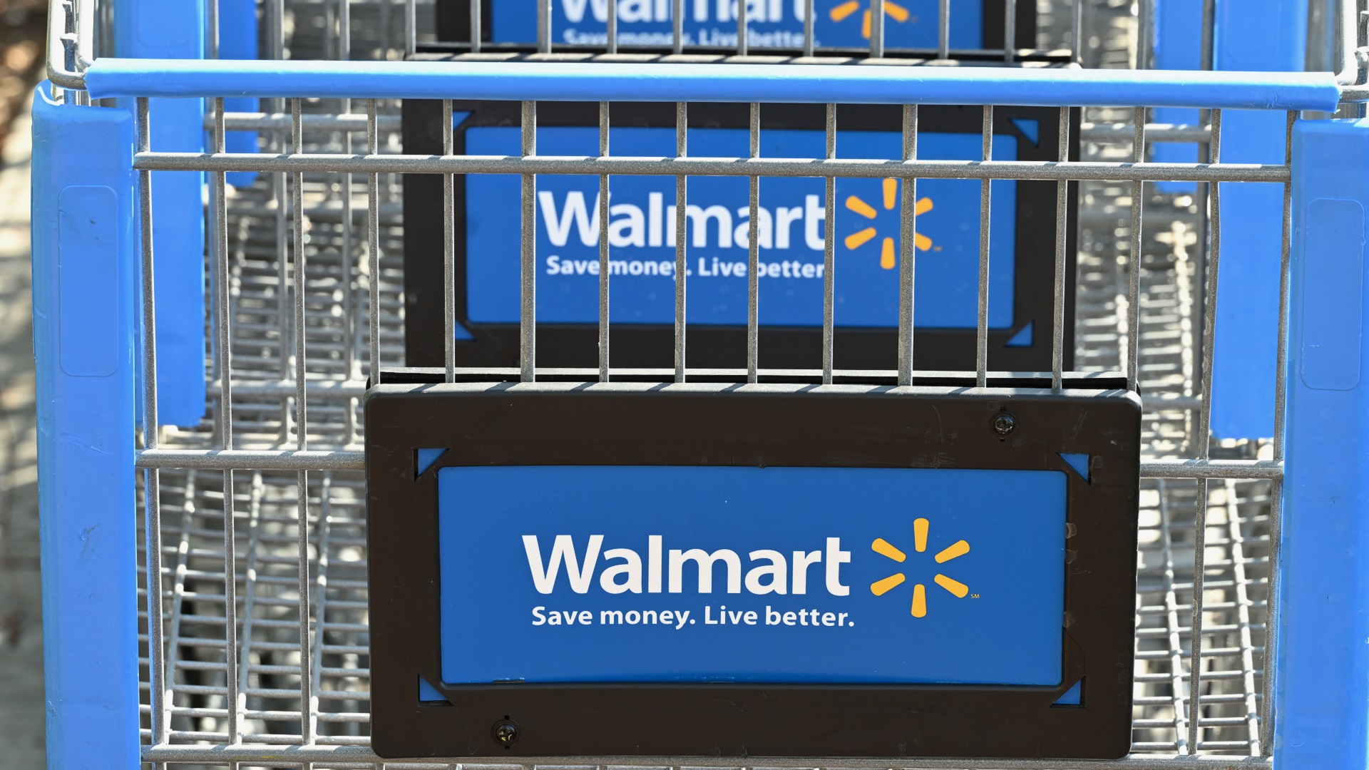 Walmart scores top rev as inflation alters consumer behavior