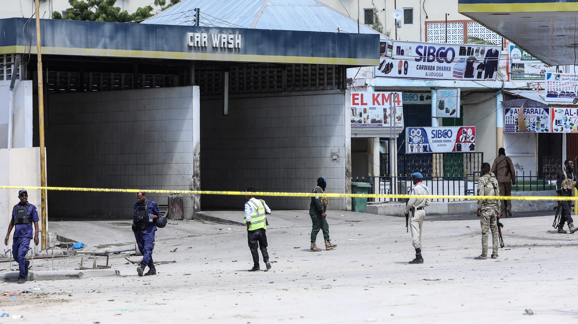 Image for the title: Death toll up to 21 in Somalia hotel attack: health minister 