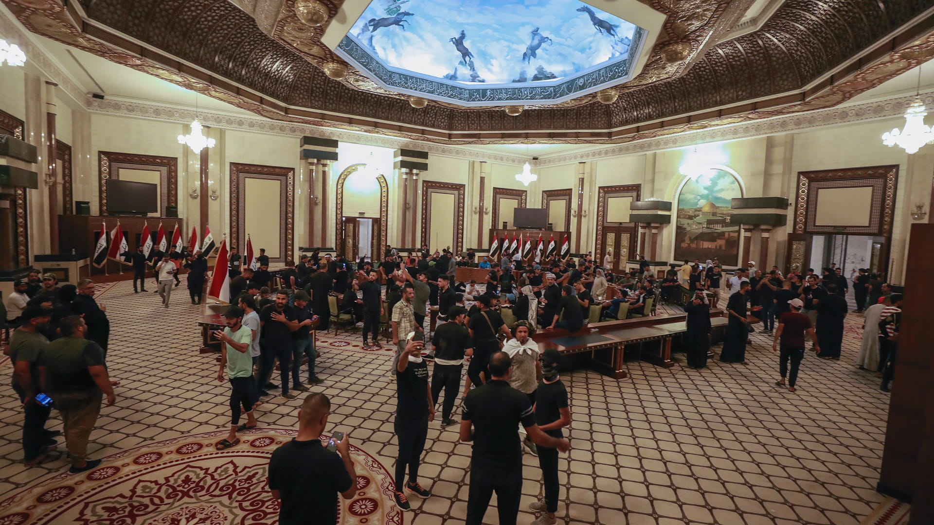 صورة بعنوان: العراق: الصدر يعلن اعتزاله السياسة وأنصاره يقتحمون القصر الحكومي 