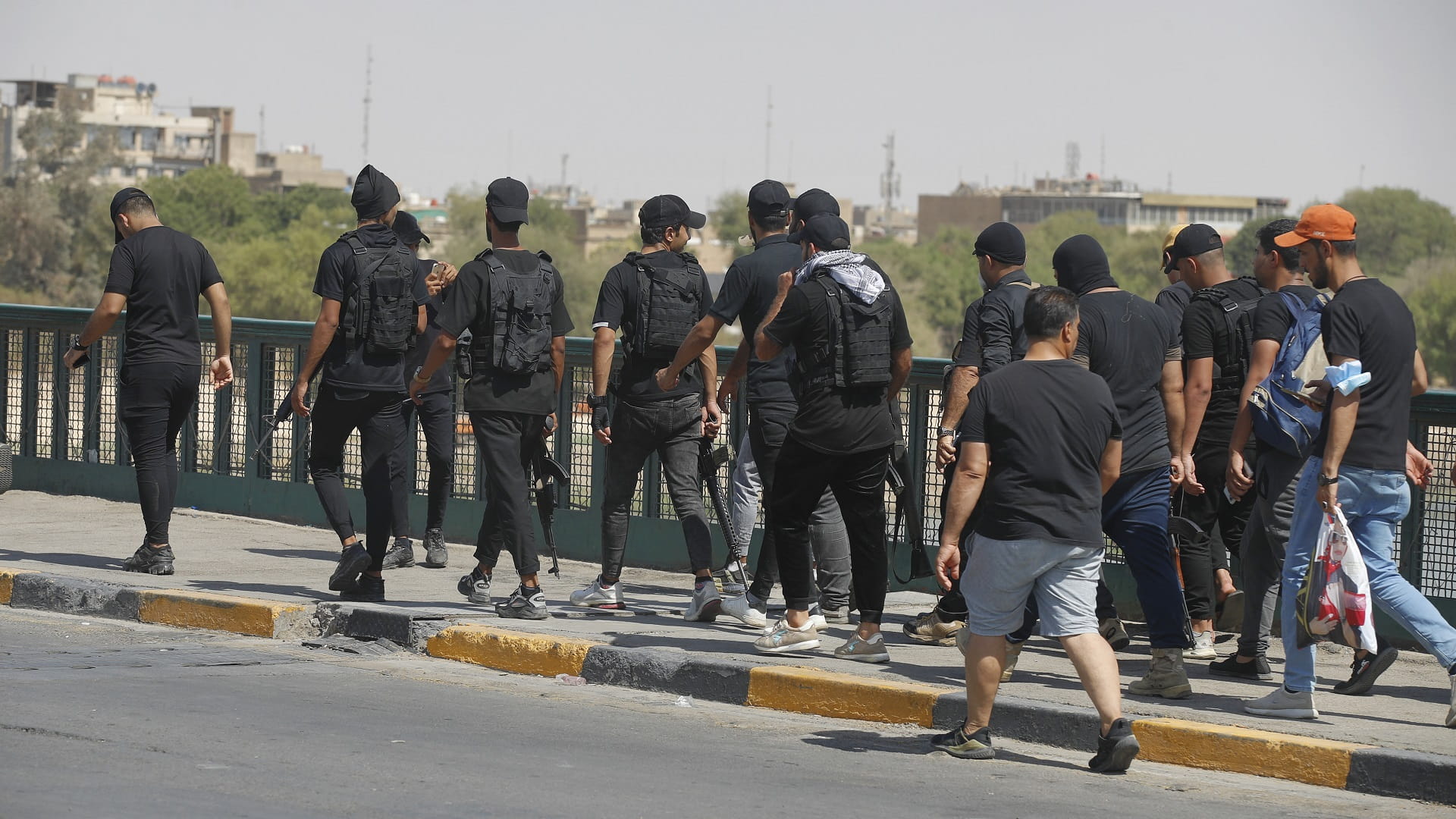 صورة بعنوان: أنصار الصدر ينسحبون من الشارع امتثالاً لتوجيهات زعيمهم 