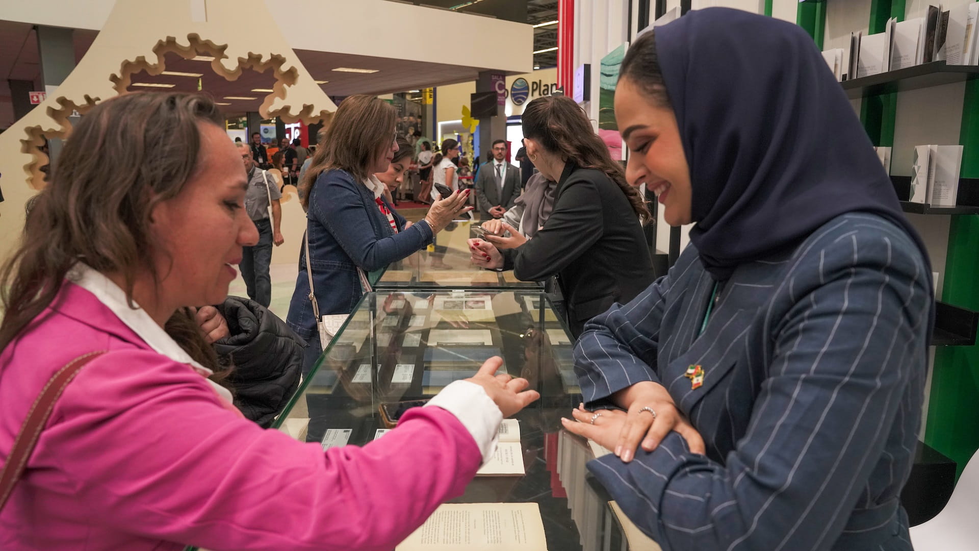 صورة بعنوان: بيت الحكمة يعرض كتباً نادرة في "غوادالاخارا للكتاب" بالمكسيك 