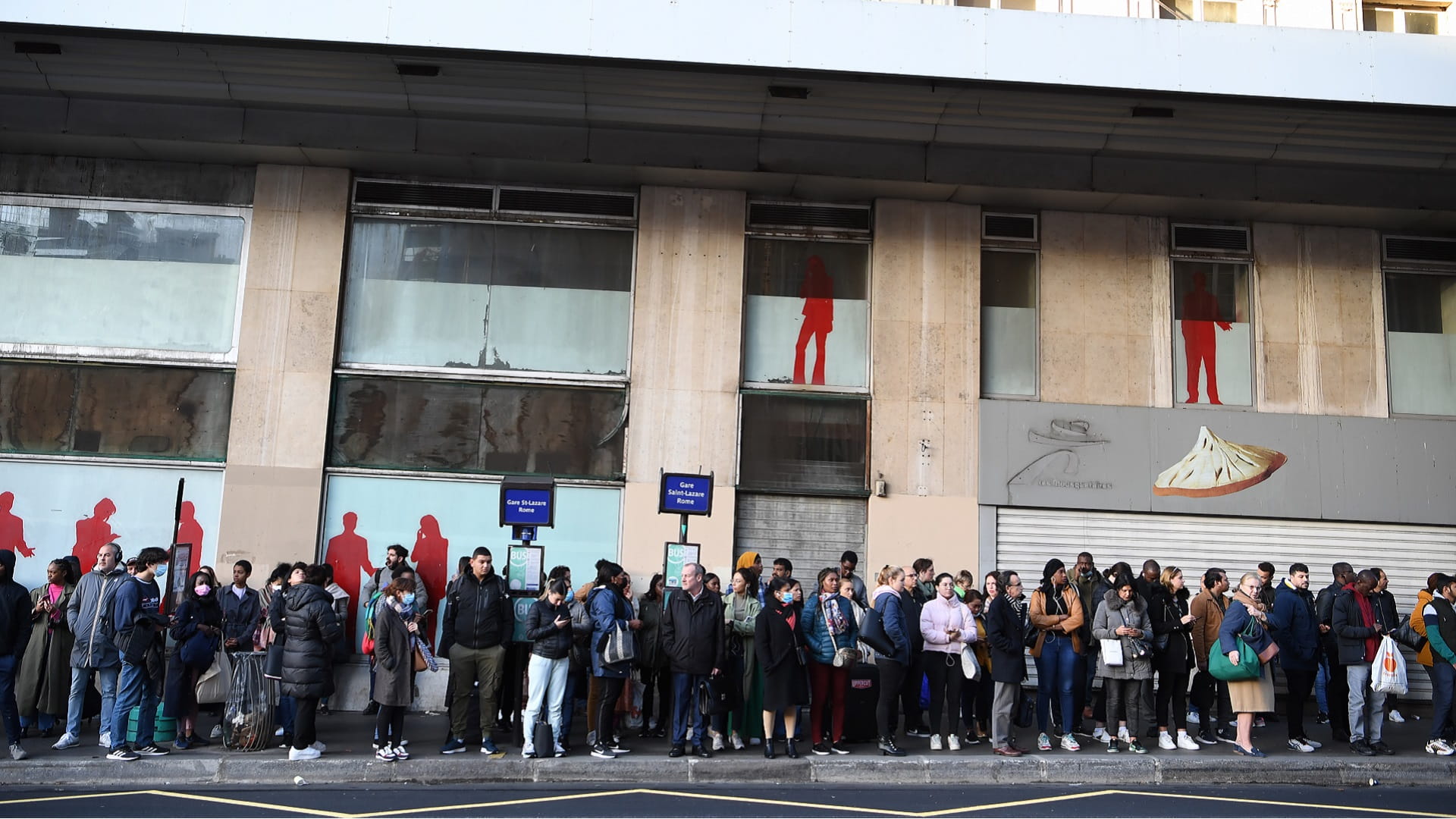 Image for the title: Railway strike paralyses travel throughout France 