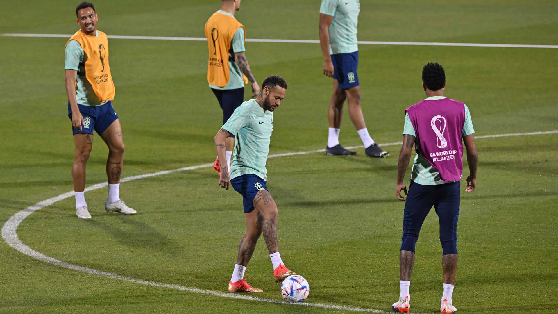 Image for the title: Neymar ready to play again in the World Cup 