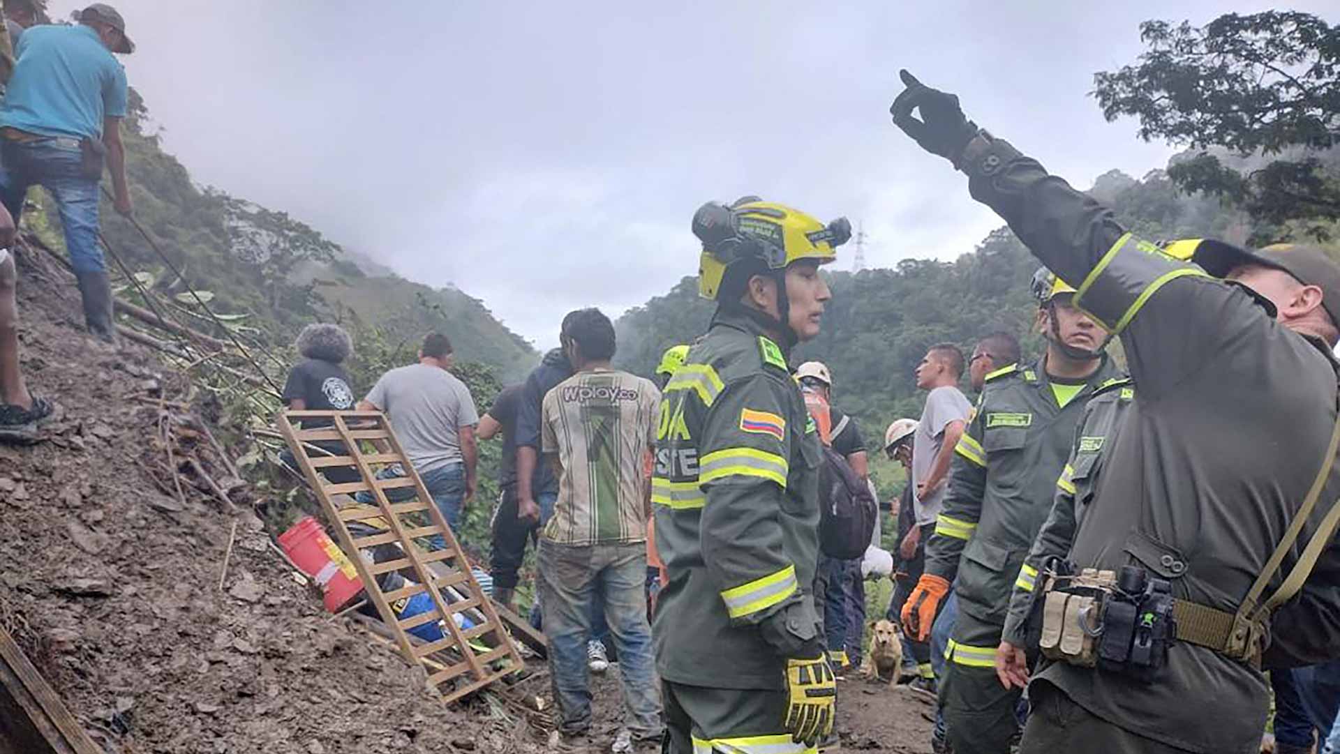 صورة بعنوان: مقتل 12 جراء انهيار أرضي طمر حافلة في كولومبيا 