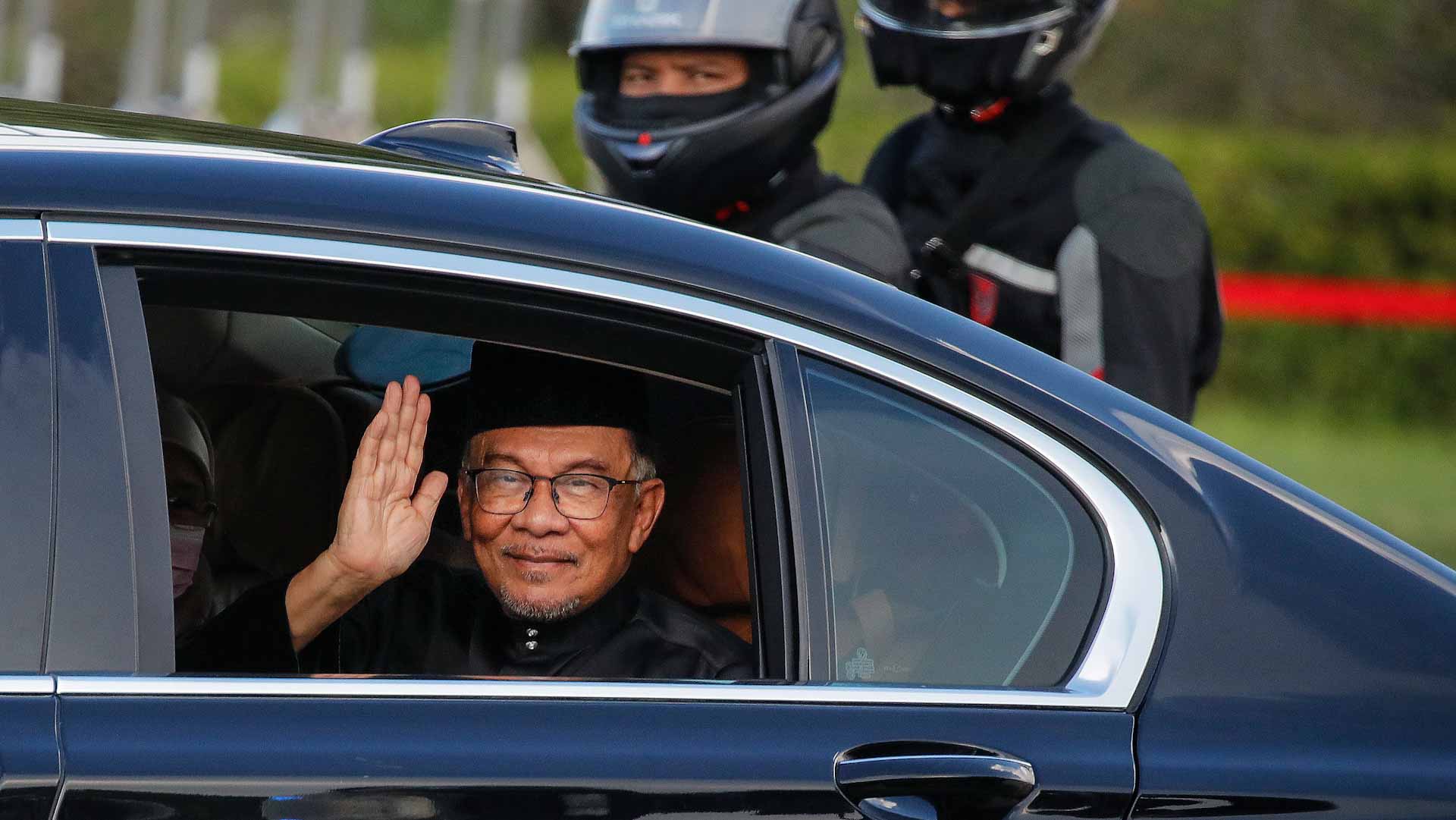 Image for the title: New PM Anwar says Malaysia to review plans for 5G network 