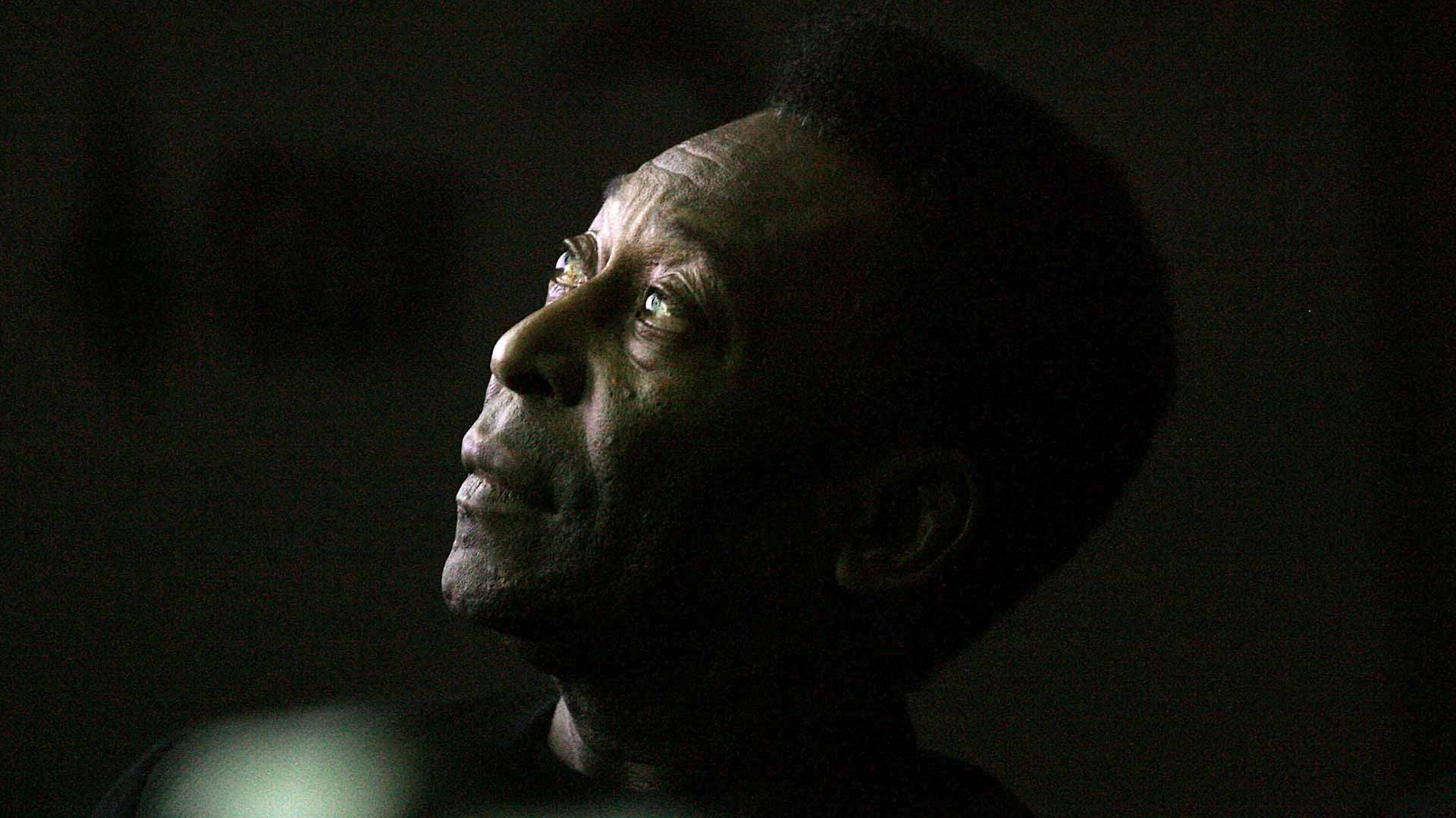 Image for the title: Pele watches Brazil World Cup match from hospital 