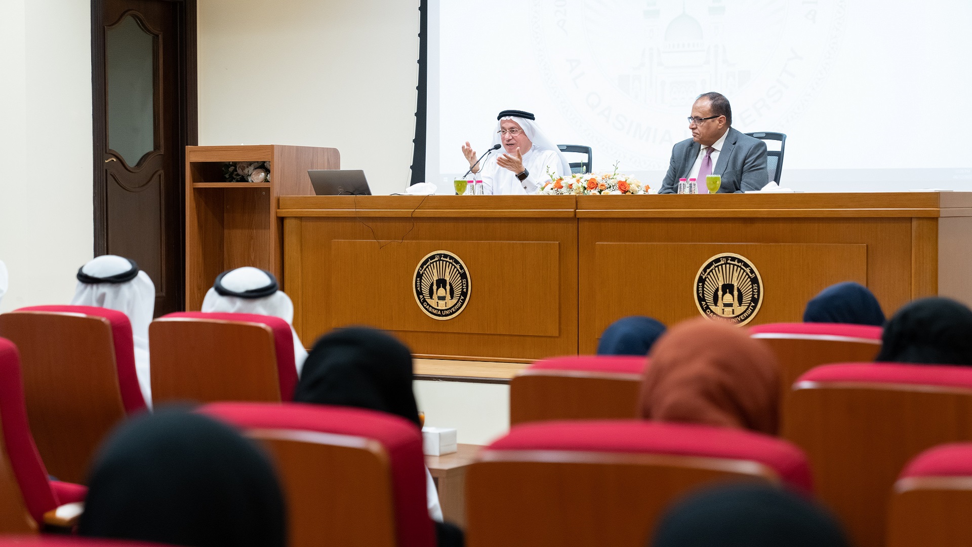 صورة بعنوان: الجامعة القاسمية تلقي الضوء على أهمية تطوير قطاع الاتصالات بالدولة 