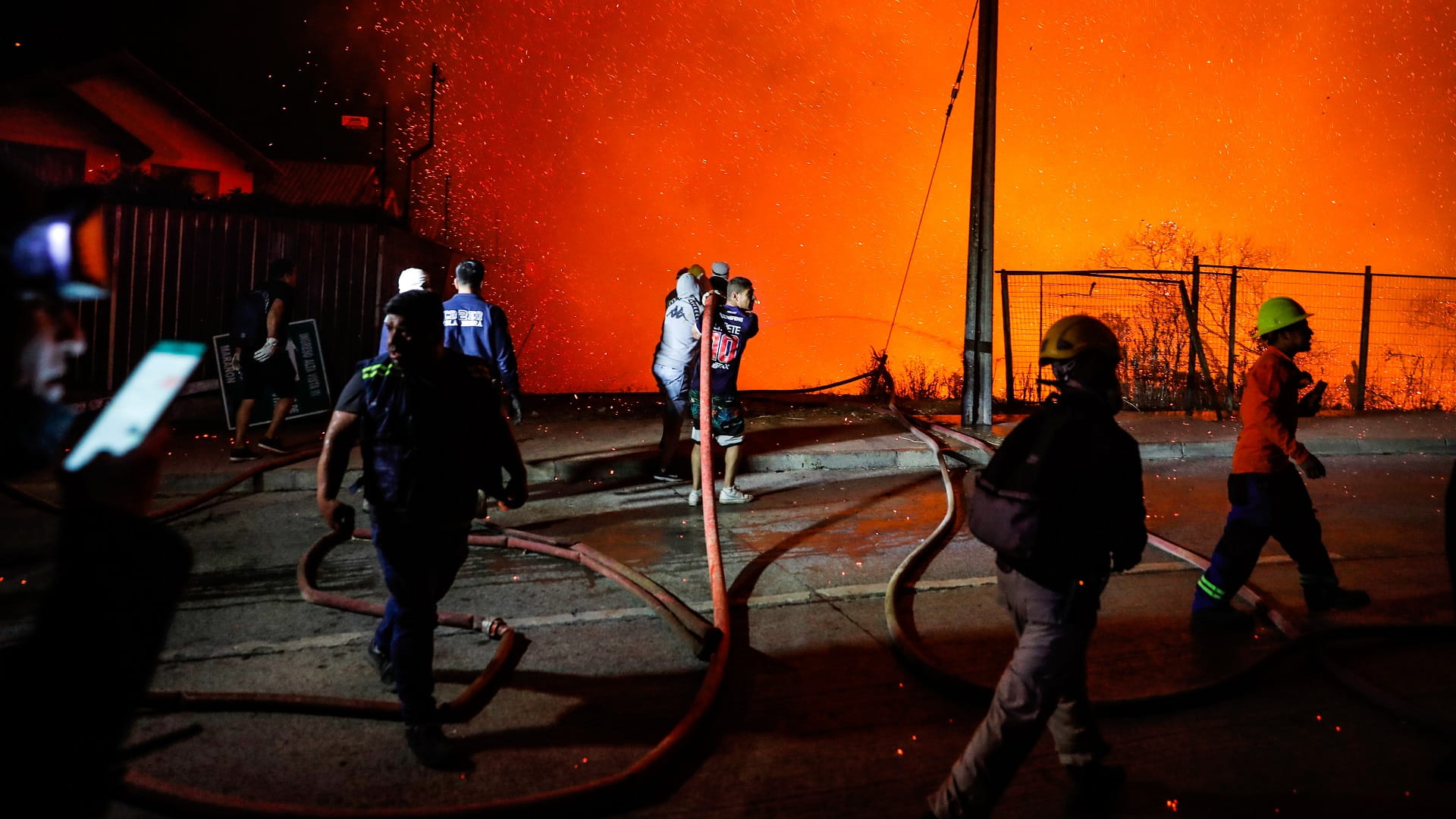 Image for the title: Two dead, 400 homes damaged in Chilean seaside resort town fire 