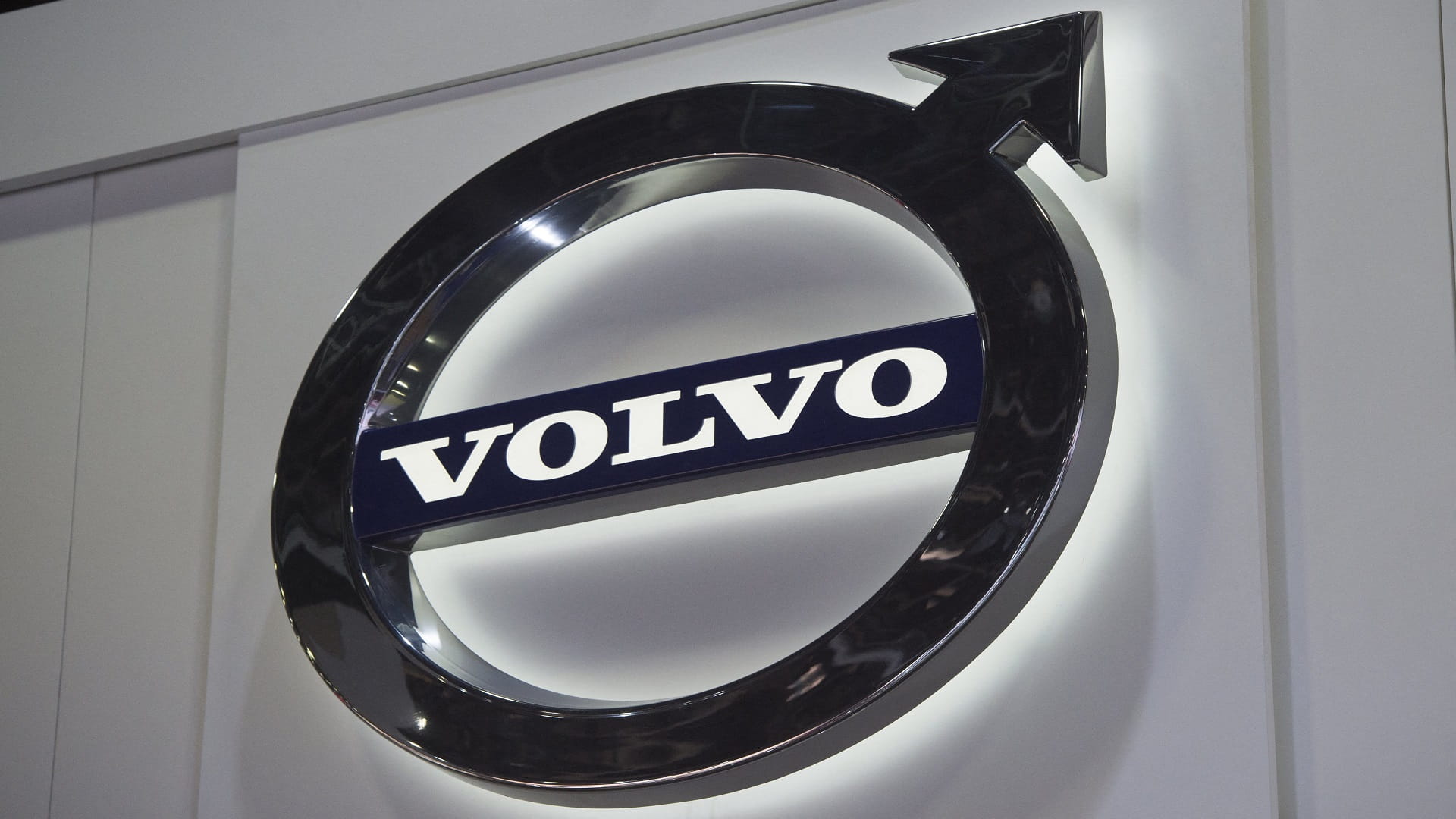 Image for the title: Volvo Cars January sales tumble as chip shortage lingers 