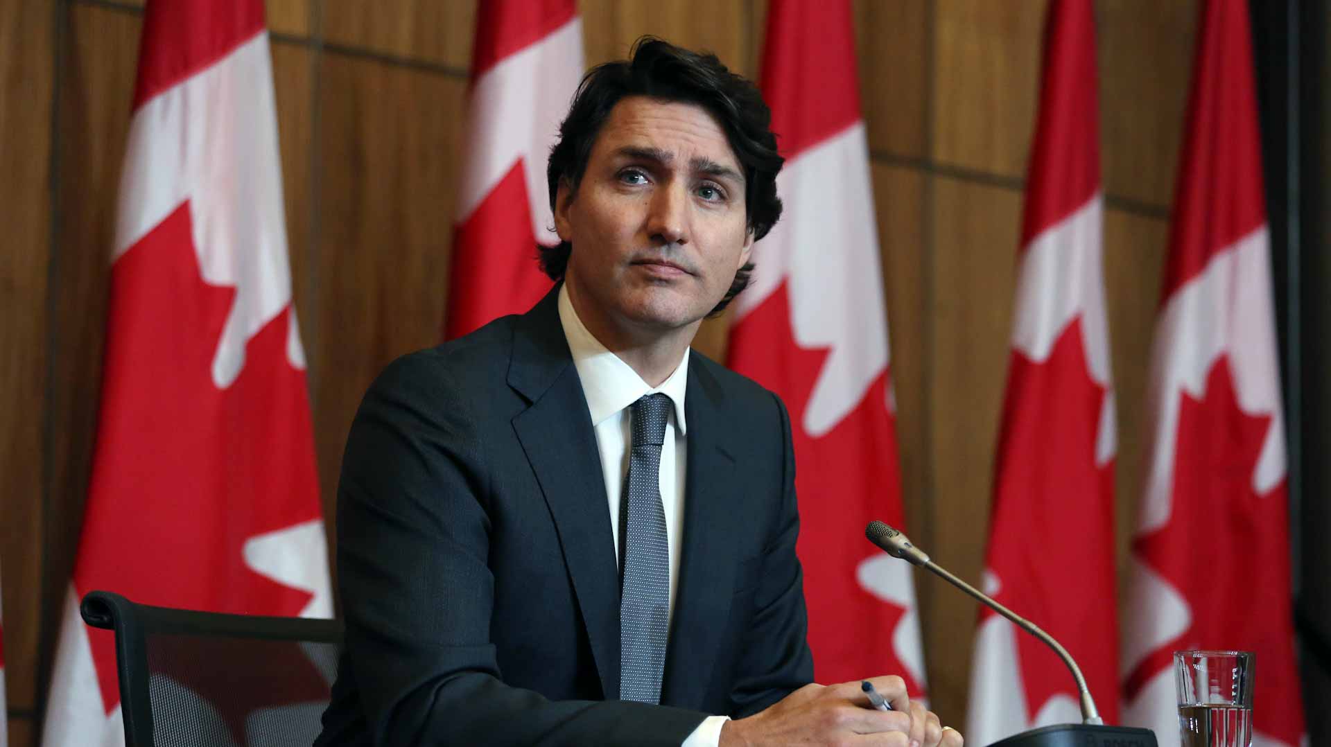 Image for the title: Trudeau slams Canada trucker protests, police threaten arrests 