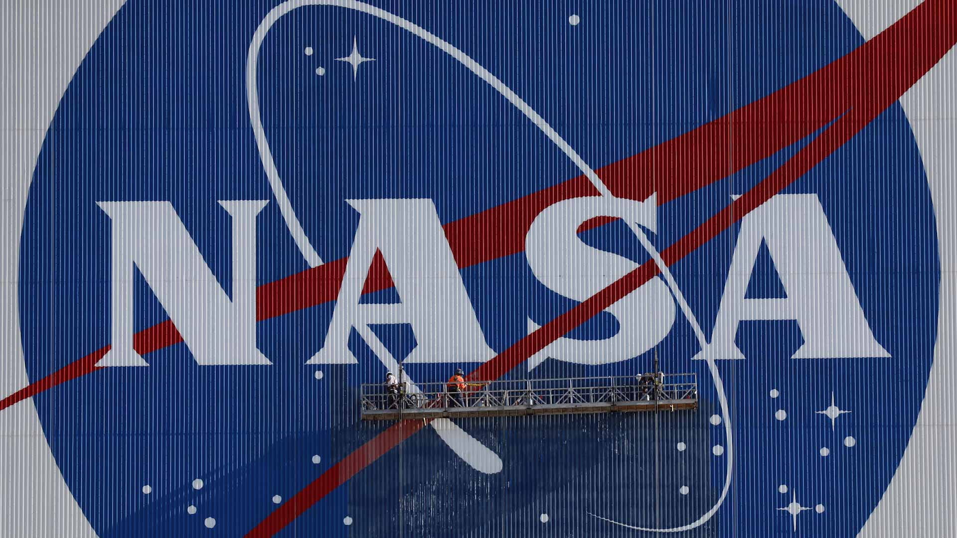 Image for the title: NASA raises concerns about SpaceX satellite deployment plan 