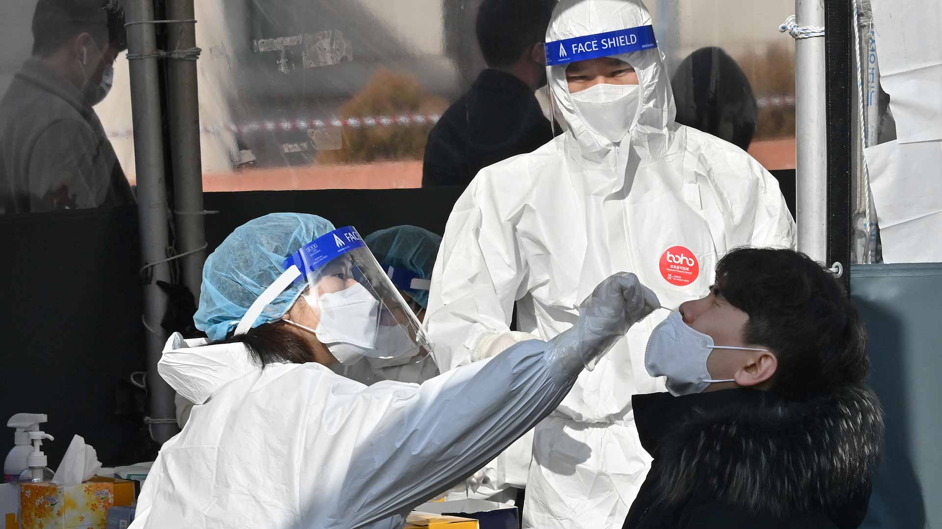 Image for the title: S.Korea turns to self-treatment as Omicron fuels COVID surge 