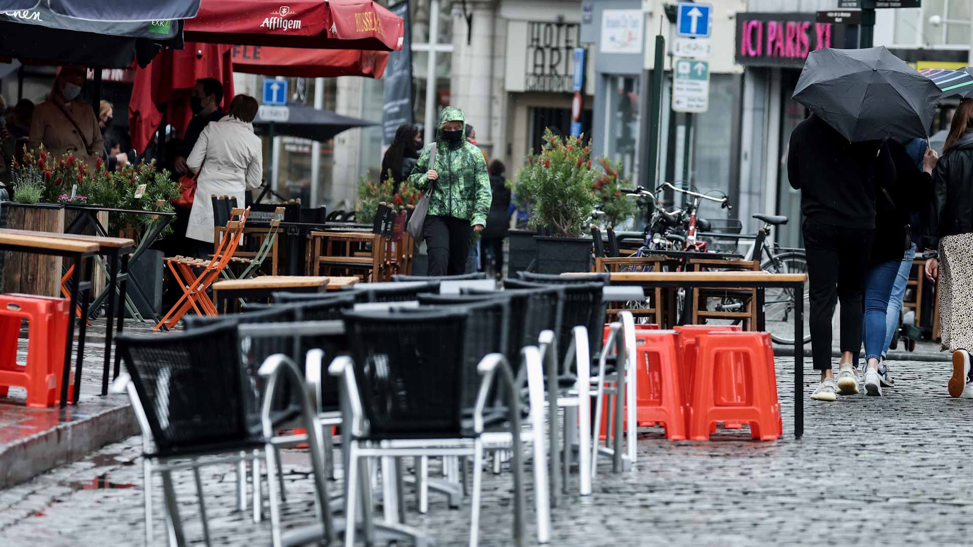 Image for the title: Belgium to reopen late cafes, but keeps Covid pass 