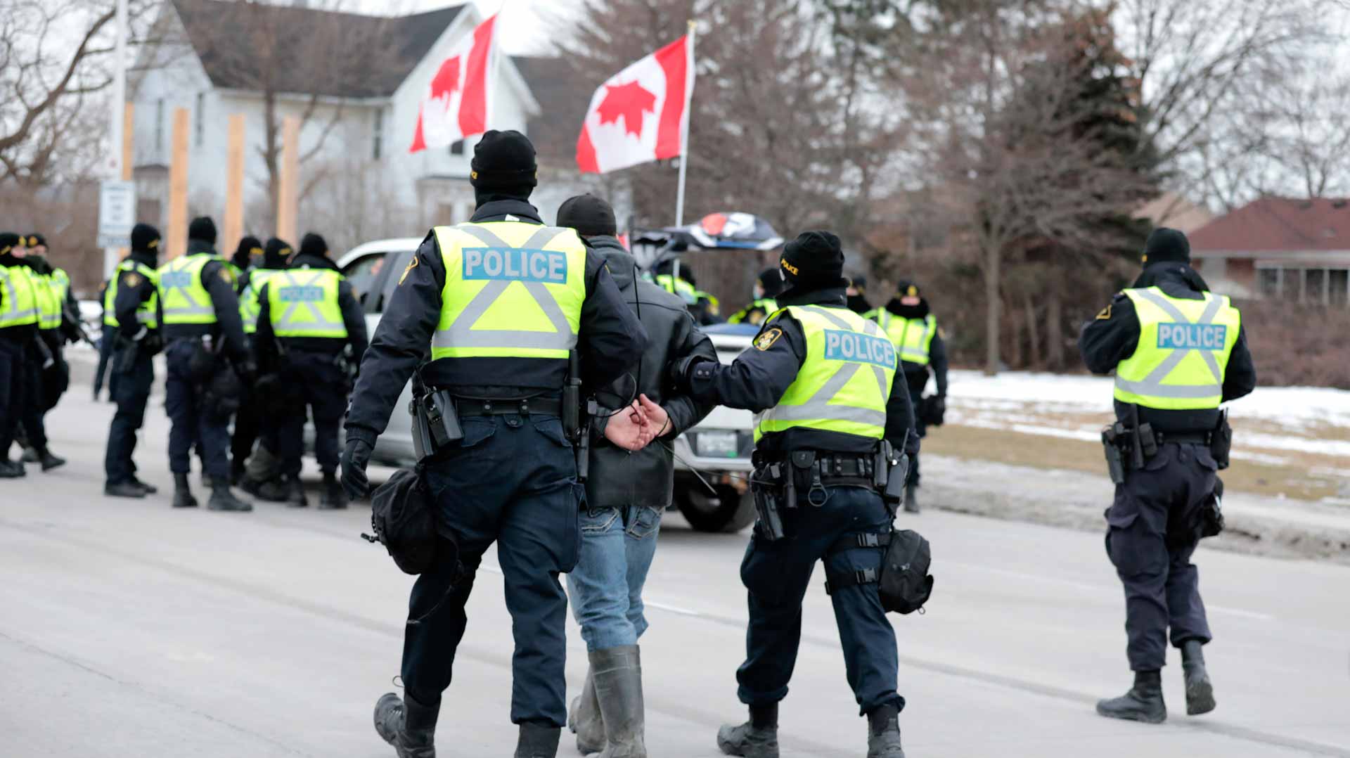 Image for the title: Canada arrest protesters, mayor says border bridge crisis over 