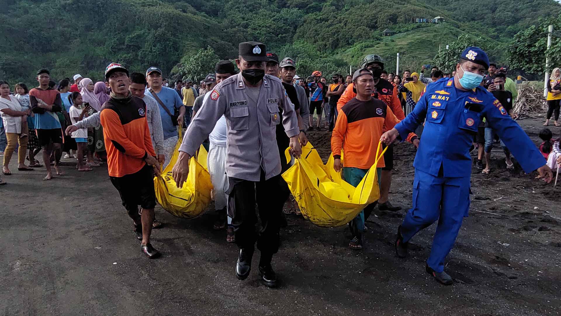 Image for the title: High waves kill 10 during Indonesia beach ritual 