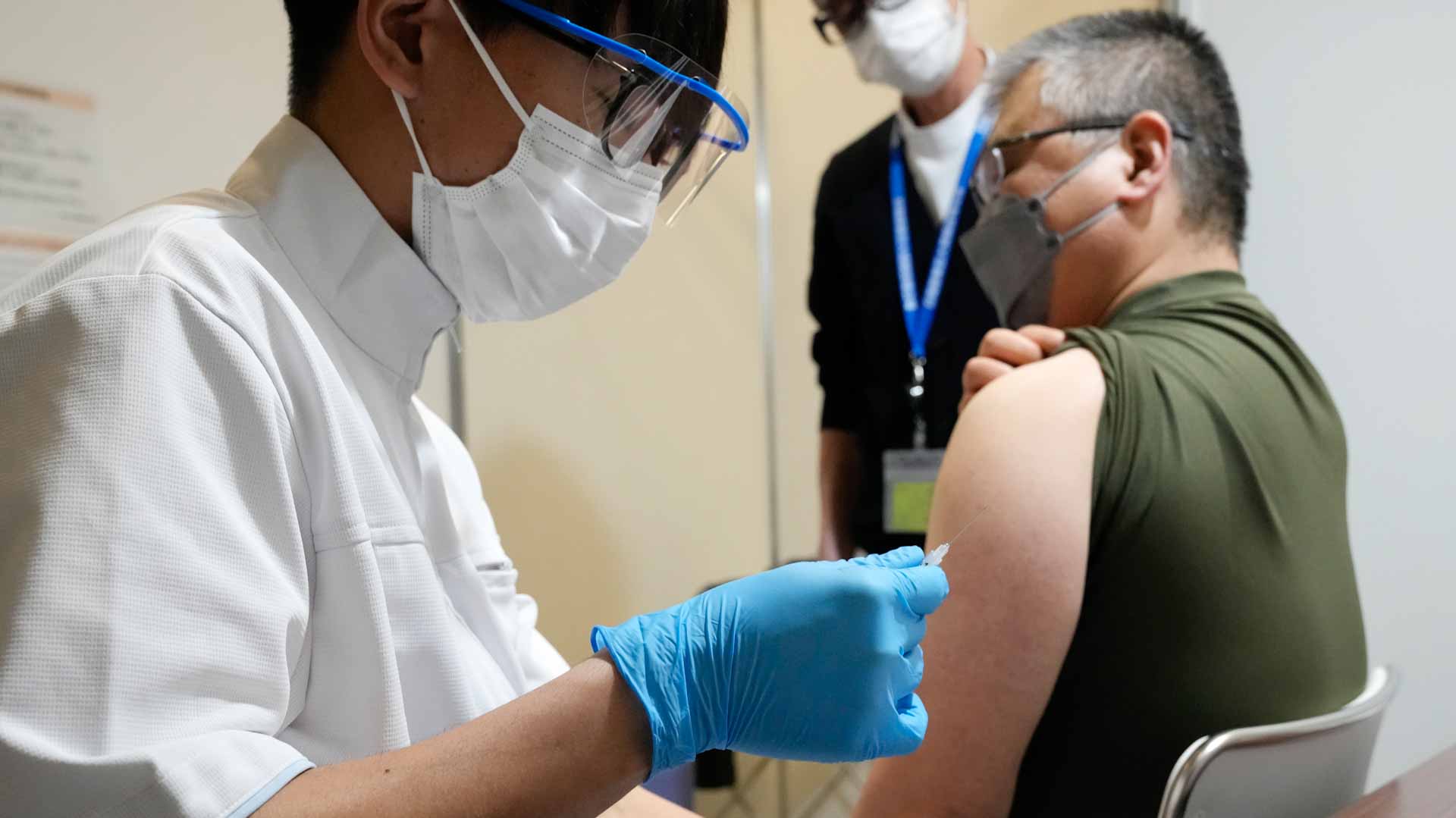 Image for the title: Japan plans targeted COVID curbs as new cases fall 