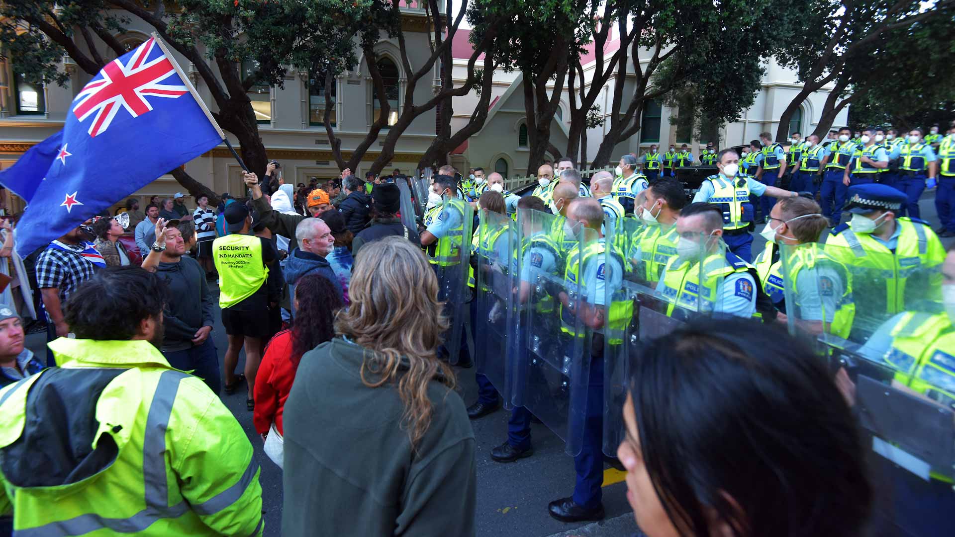 Image for the title: Riot police clash with New Zealand anti-vax protesters 