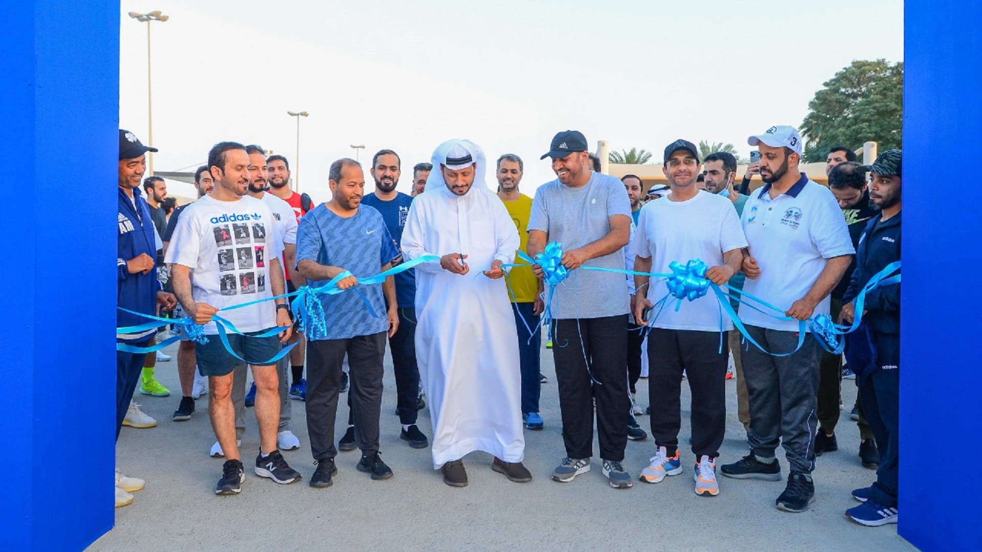 صورة بعنوان: قائد عام شرطة الشارقة يدشن 3 ملاعب لـ "البادل تنس" بنادي الضباط 