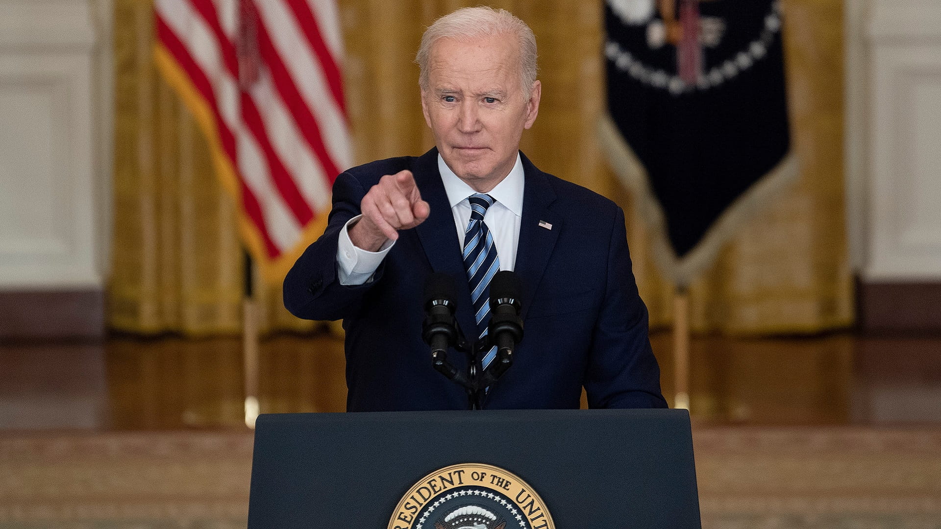 Image for the title: Biden attends NATO emergency session 