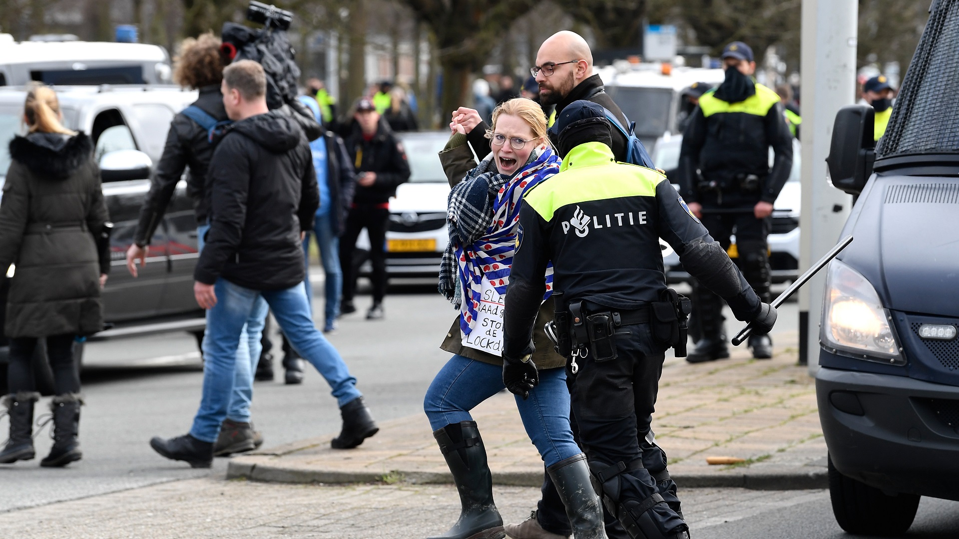 Image for the title: Dutch police disperse thousands protesting against lockdown 