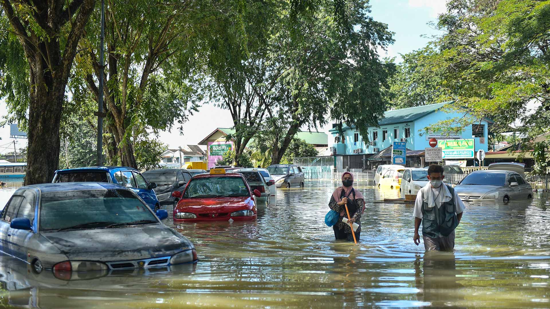 Image for the title: Floods hit seven states in Malaysia, thousands more evacuated 