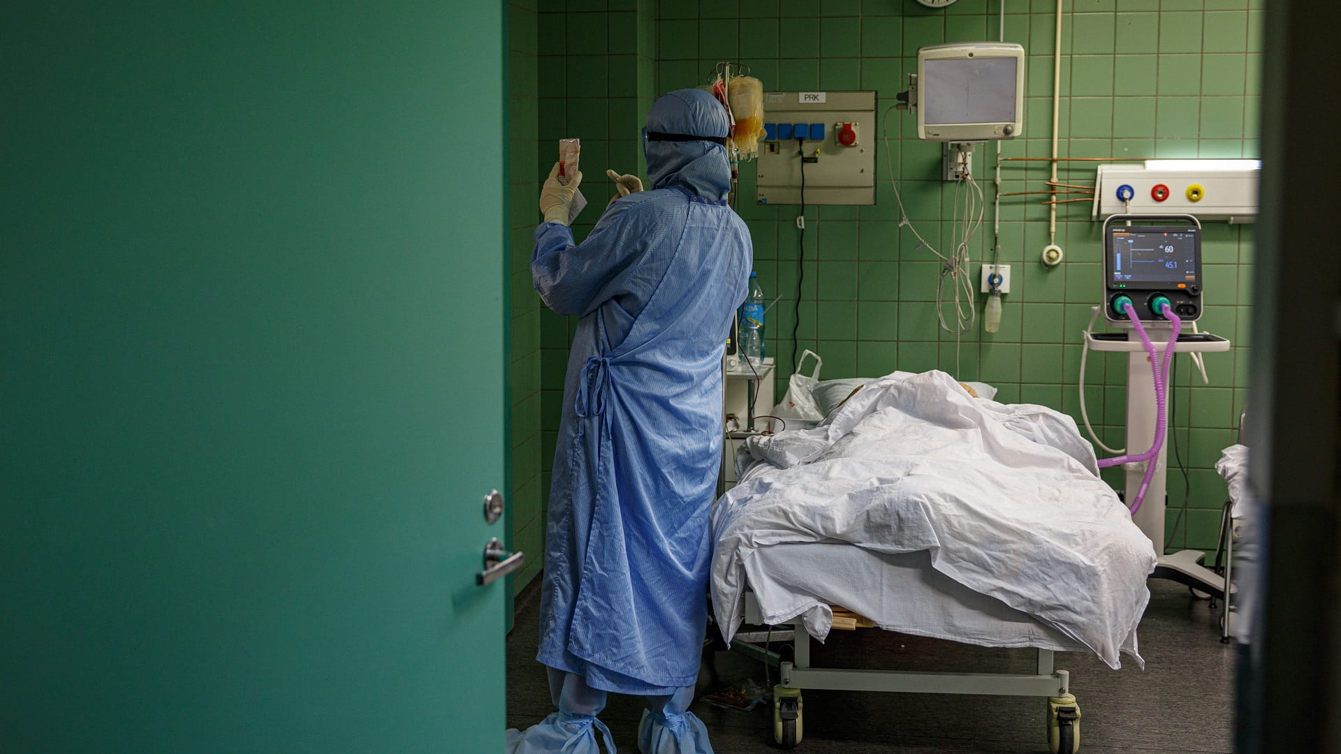 Image for the title: Russia confirms 15,772 new COVID-19 cases, 828 deaths 
